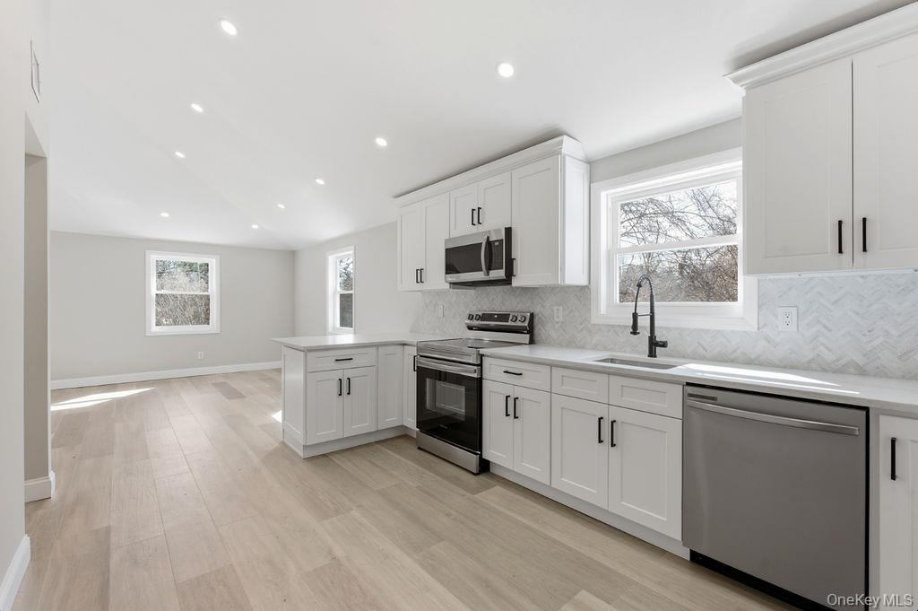 #7 photo, 452 Montauk Highway, سوفولك East Quogue , NY 11942