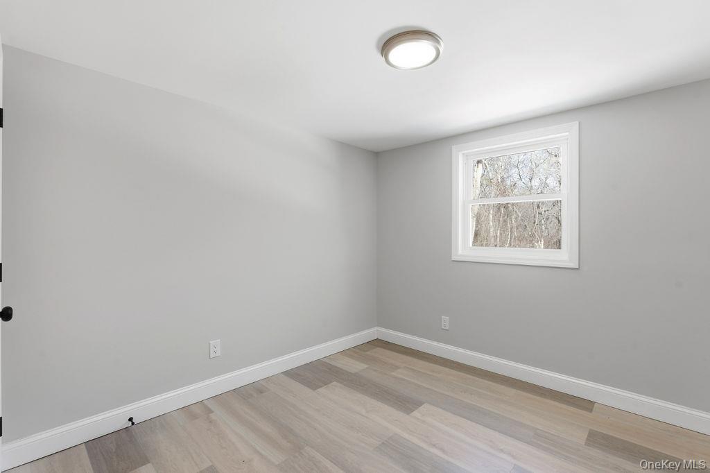 #8 photo, 452 Montauk Highway, سوفولك East Quogue , NY 11942