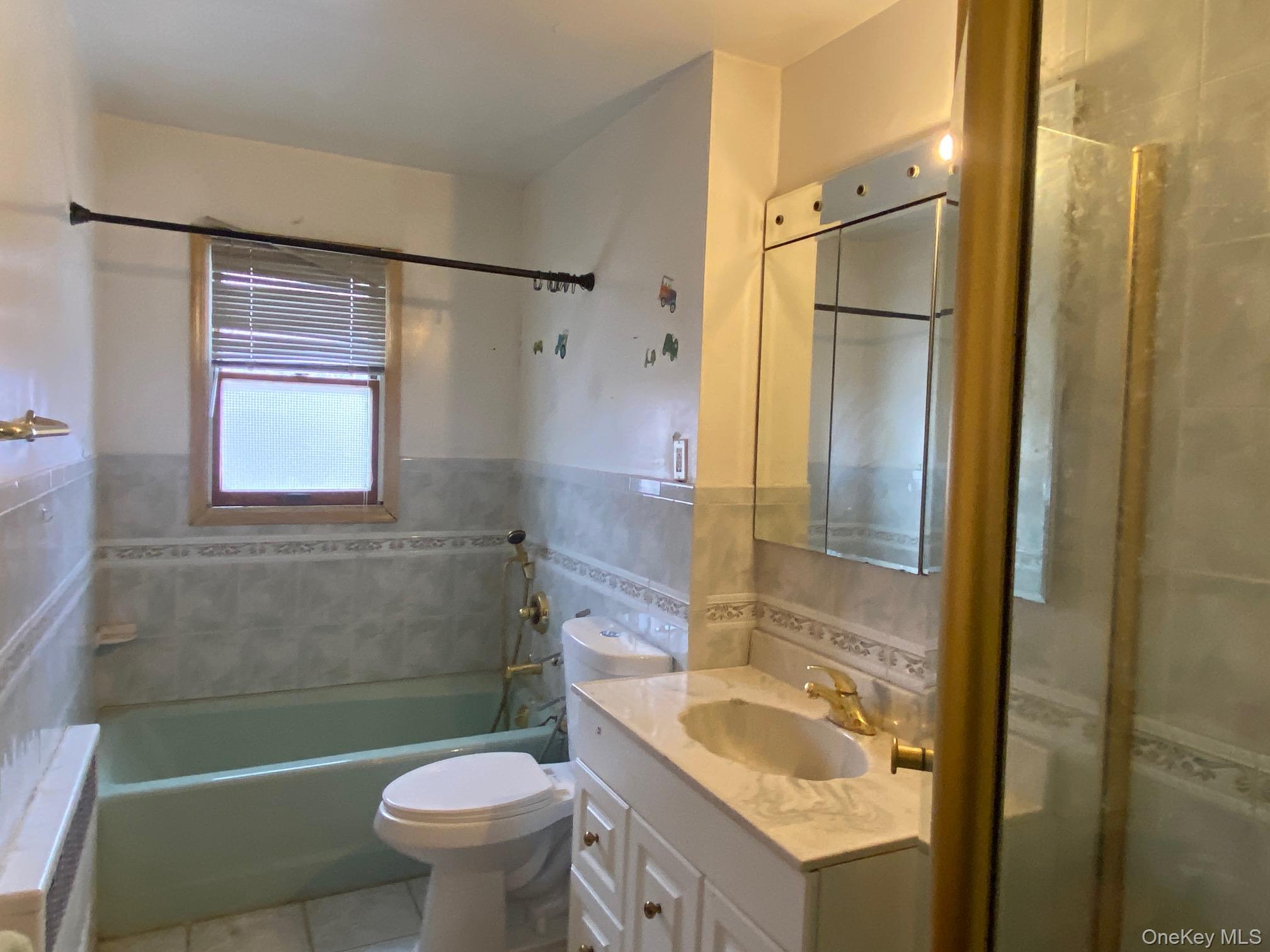 #10 photo, 1305 133rd Place, कॉलेज पॉइंट College Point , NY 11356