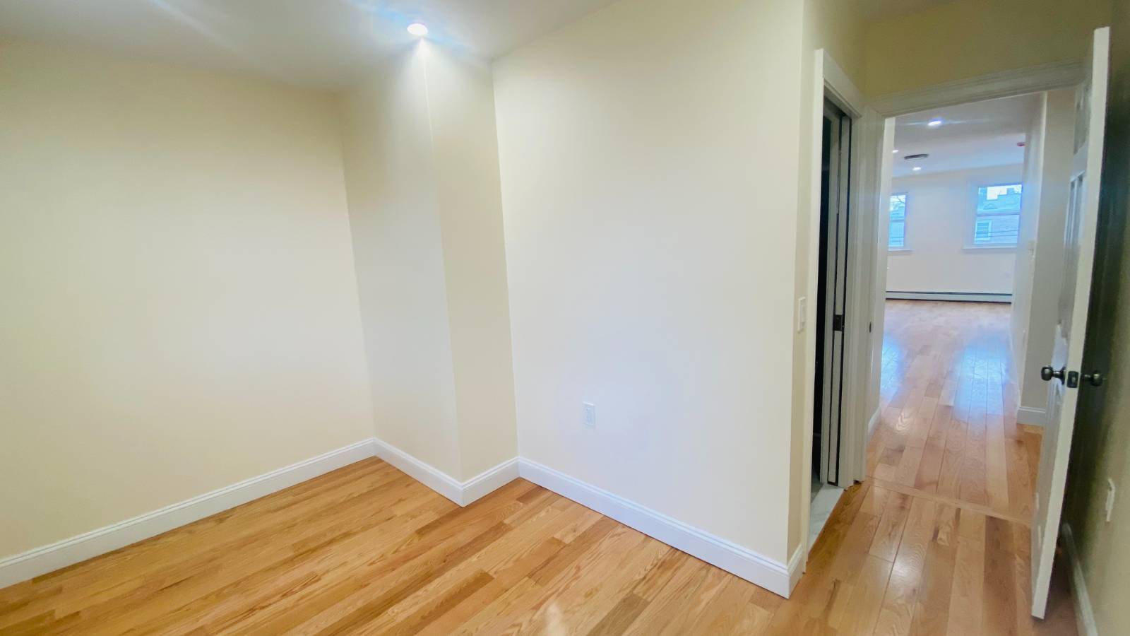 #7 photo, 37th Street & 23rd Ave, अस्टोरिया Queens , NY 11105