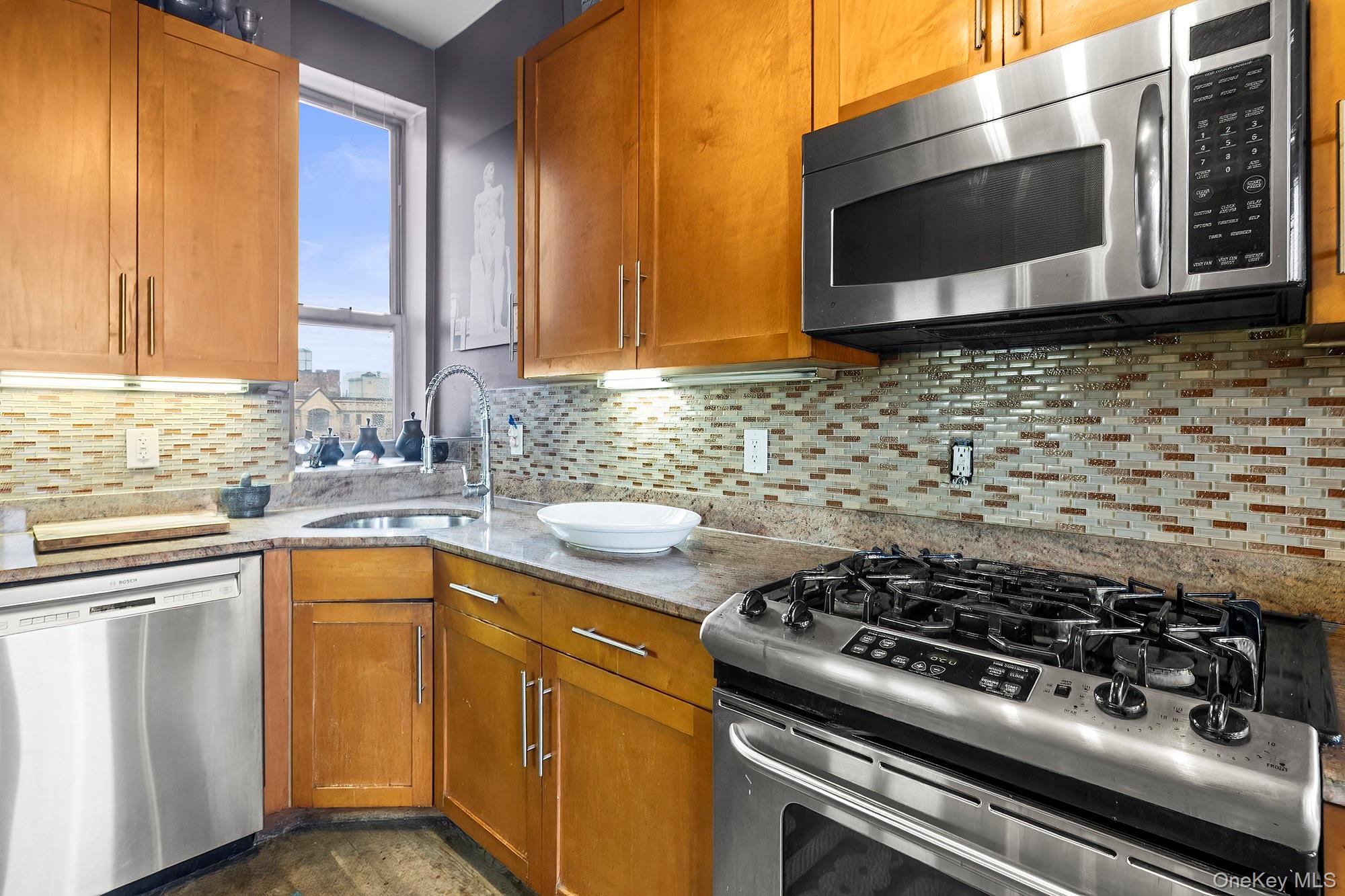 #12 photo, 227-229 W 116th Street, मैनहटन New York (Manhattan) , NY 10026