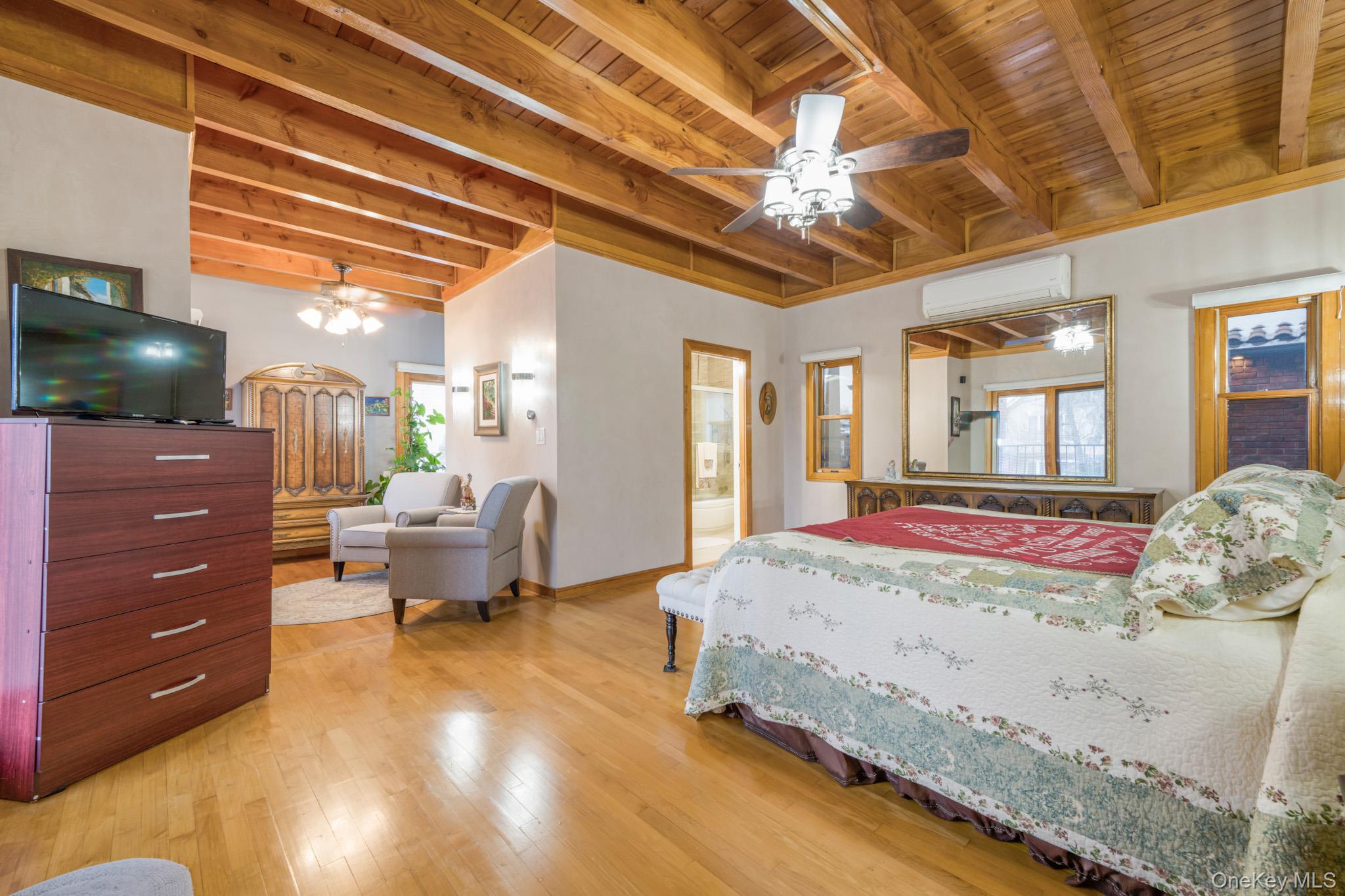 #13 photo, 6372 74th Street, Куинс ‖ Middle Village , NY 11379