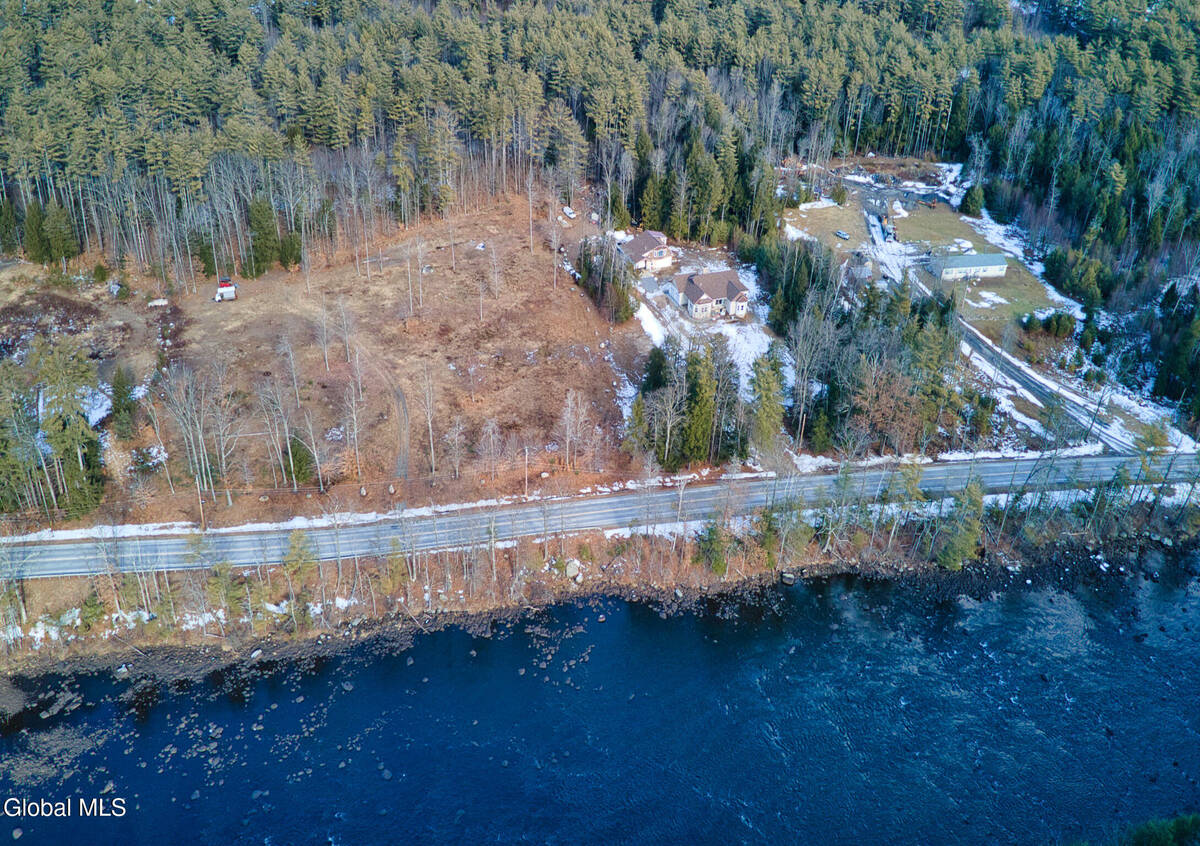 #15 photo, 3981 N Shore Road, #2A, 뉴욕주 Hadley , NY 12835