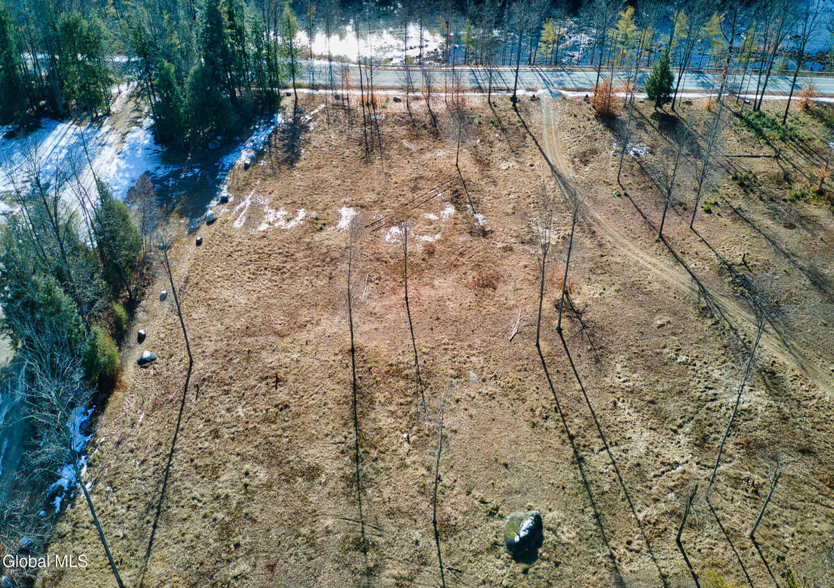 #20 photo, 3981 N Shore Road, #2A, 뉴욕주 Hadley , NY 12835