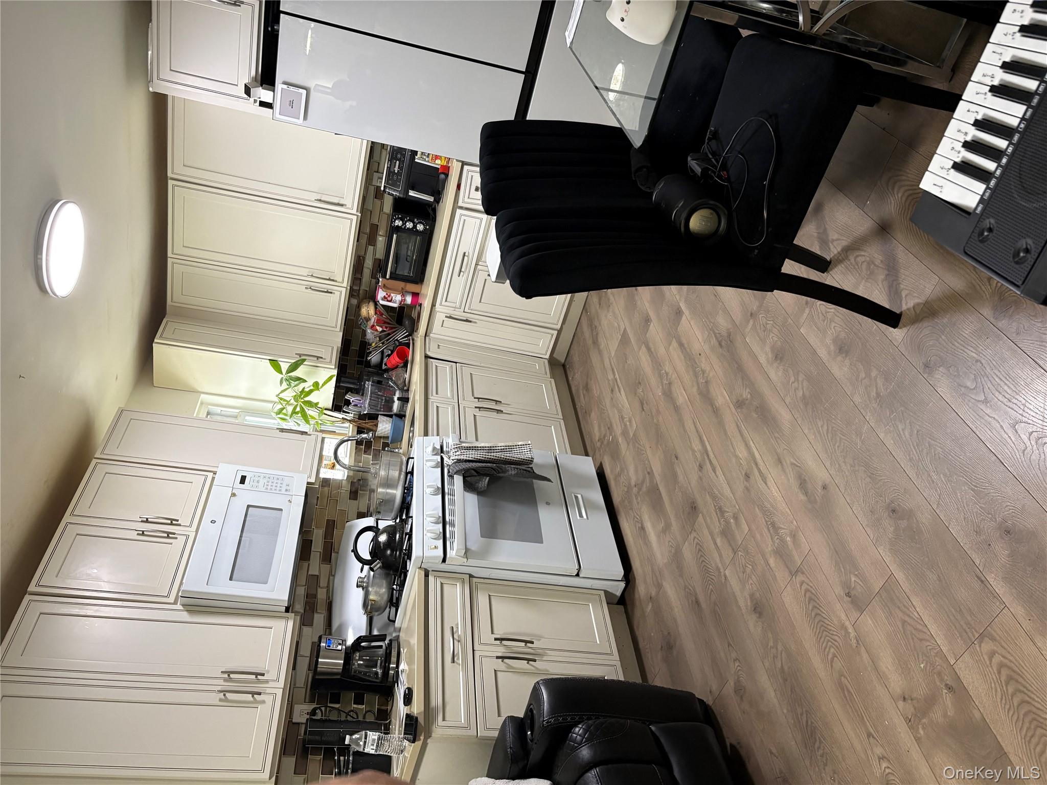 #13 photo, 21830 110th Avenue, كوينز Queens Village , NY 11429