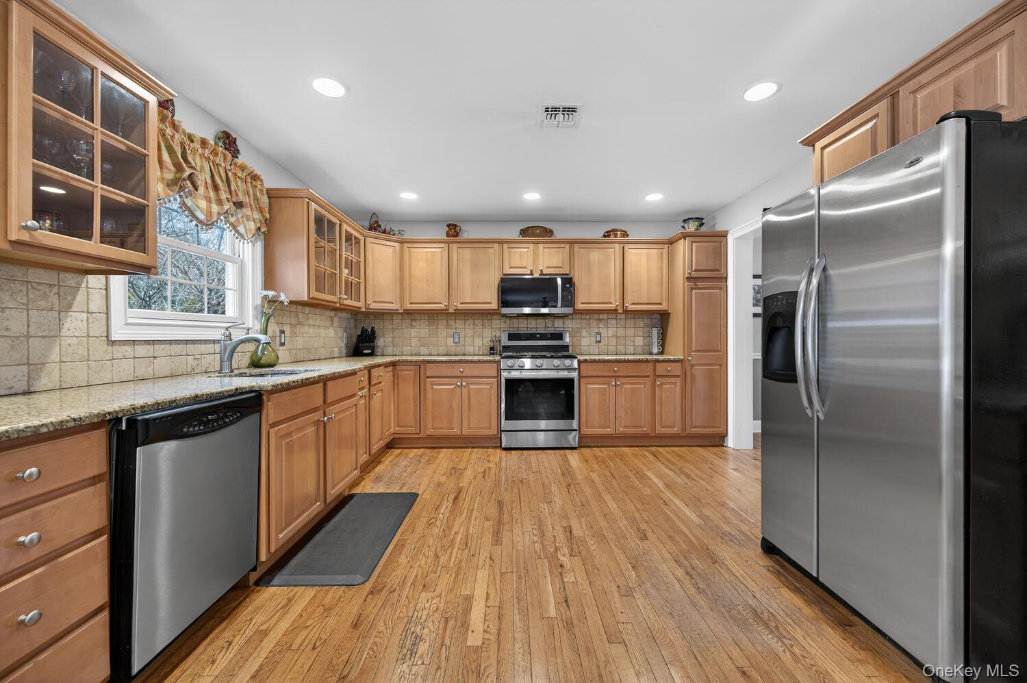 #16 photo, 10 Manor Place, מחוז סאפוק Smithtown , NY 11787