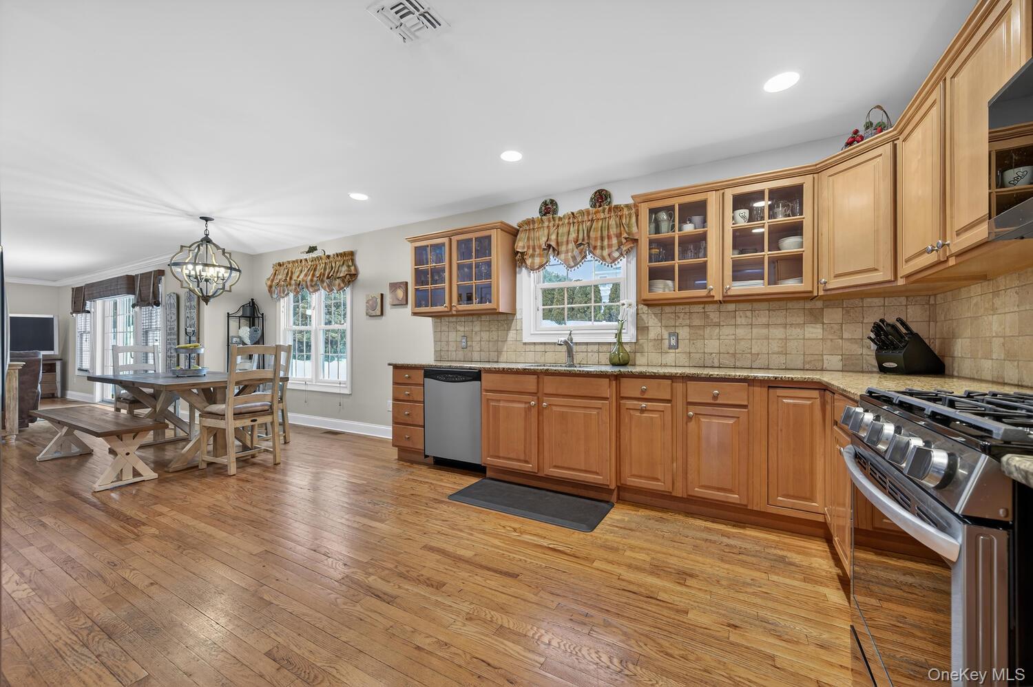 #17 photo, 10 Manor Place, מחוז סאפוק Smithtown , NY 11787