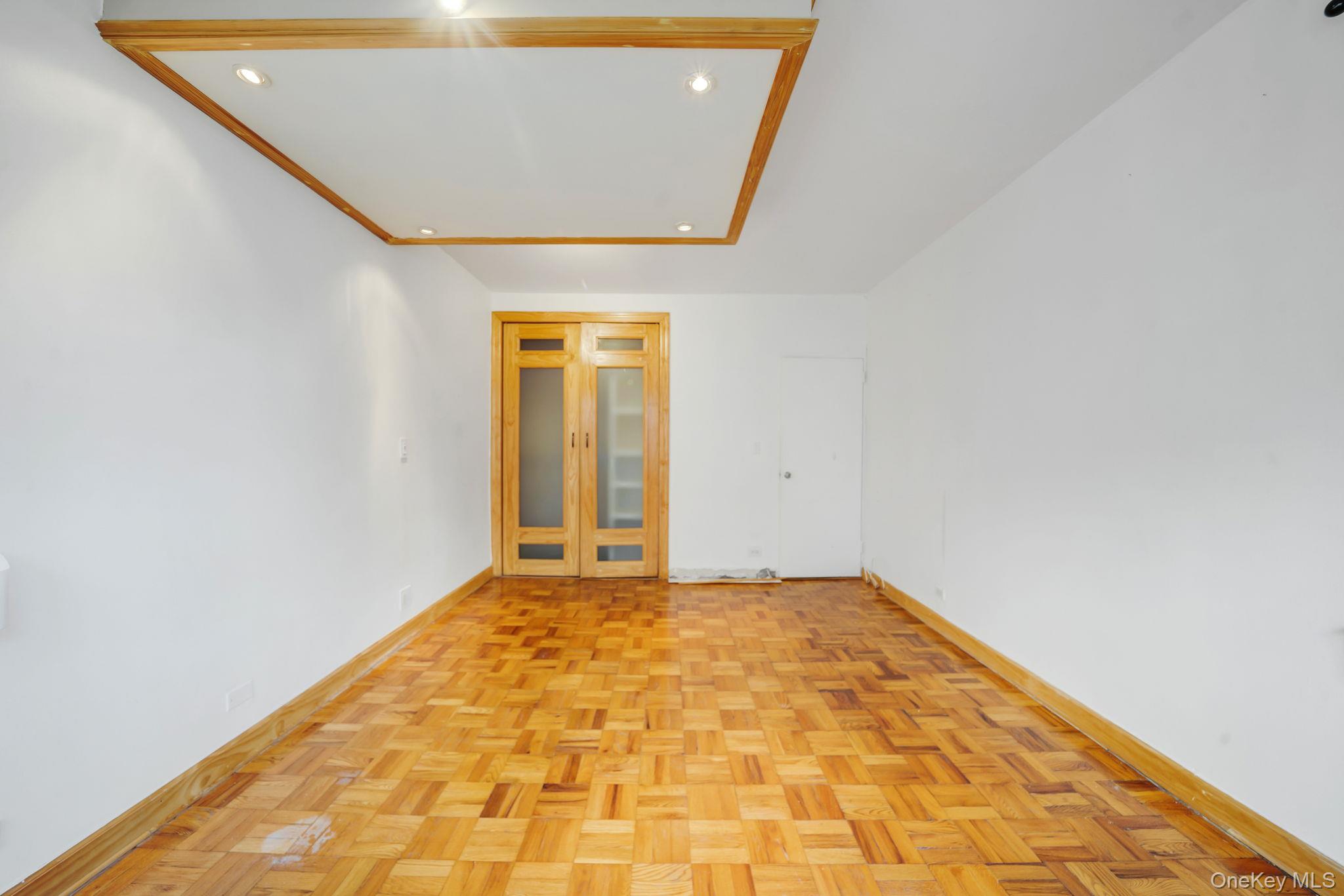 #13 photo, 98-33 64th Avenue, कुईंस Rego Park , NY 11374