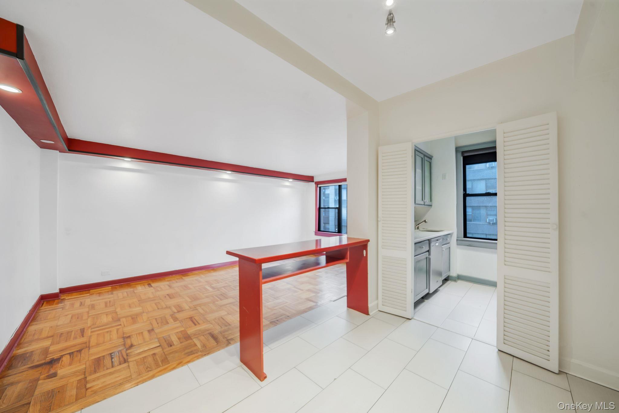 #6 photo, 98-33 64th Avenue, कुईंस Rego Park , NY 11374