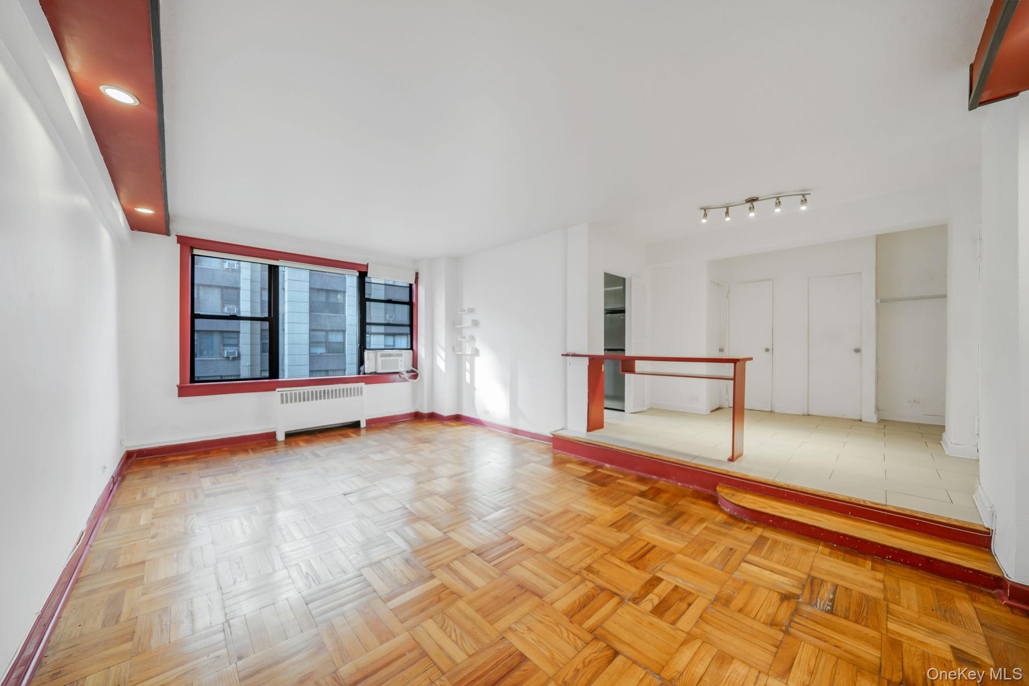 #7 photo, 98-33 64th Avenue, कुईंस Rego Park , NY 11374