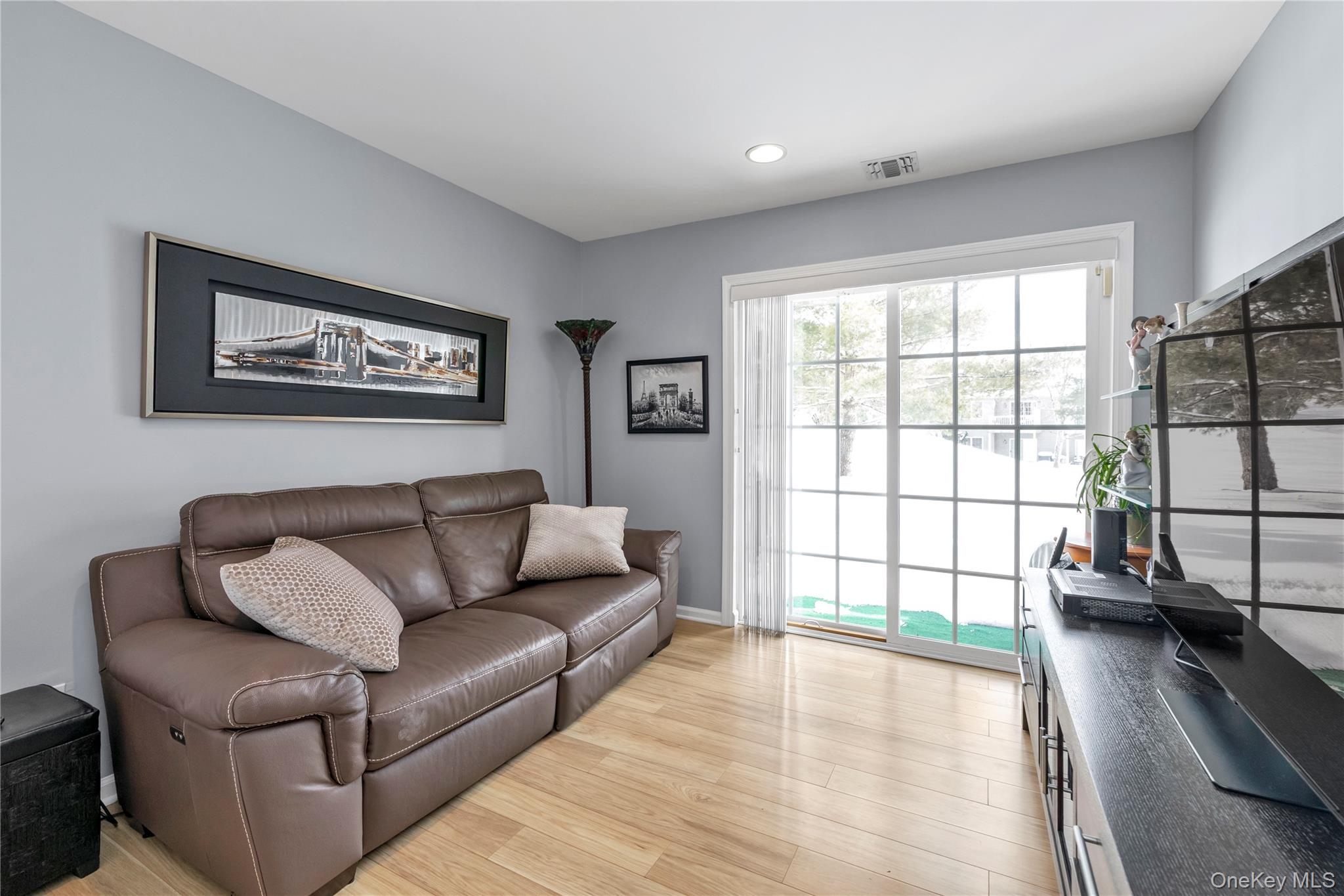 #14 photo, 899 Altessa Boulevard, سوفولك Melville , NY 11747