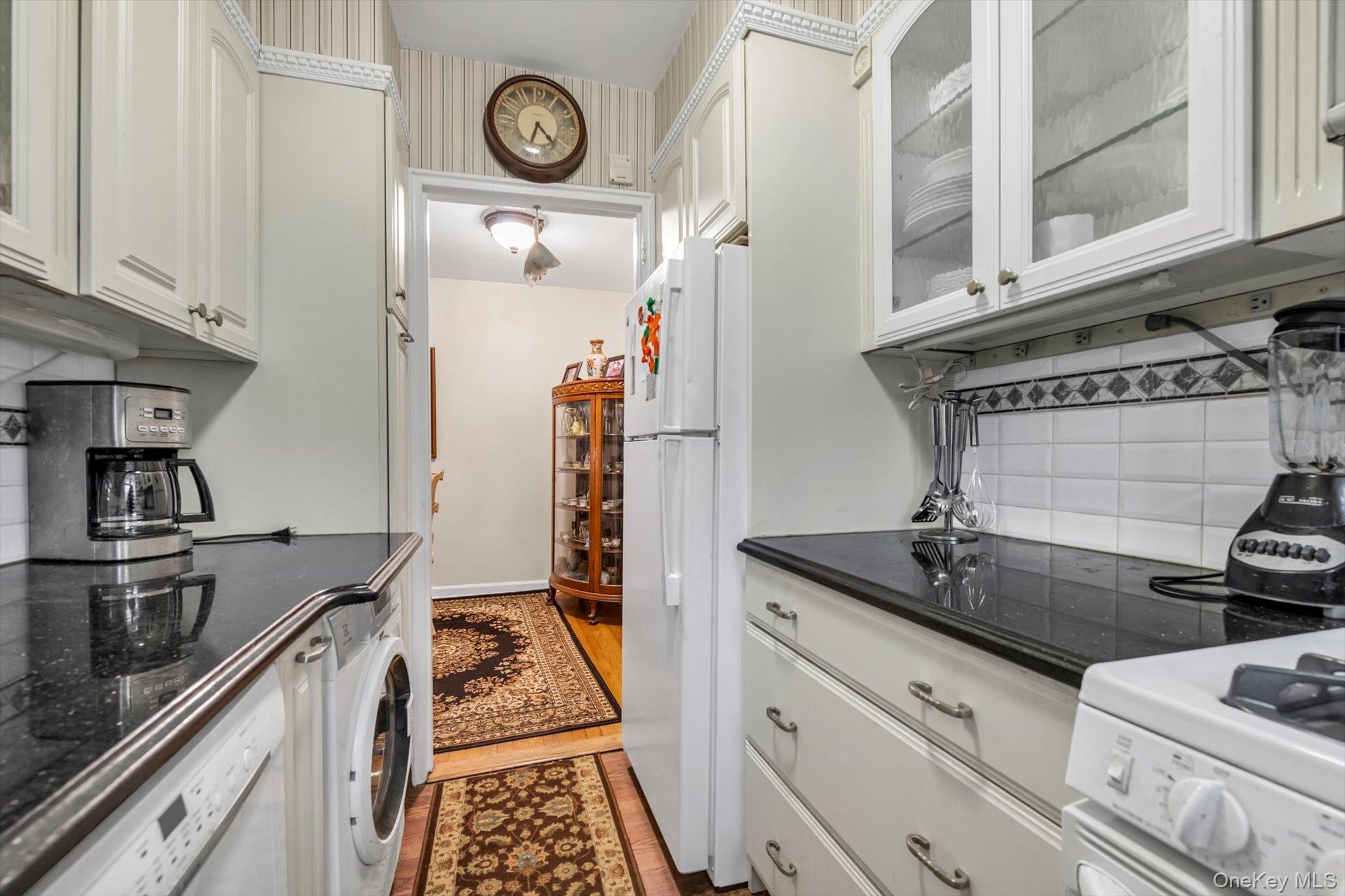 #5 photo, 69-18 Bell Boulevard, कुईंस Bayside , NY 11364