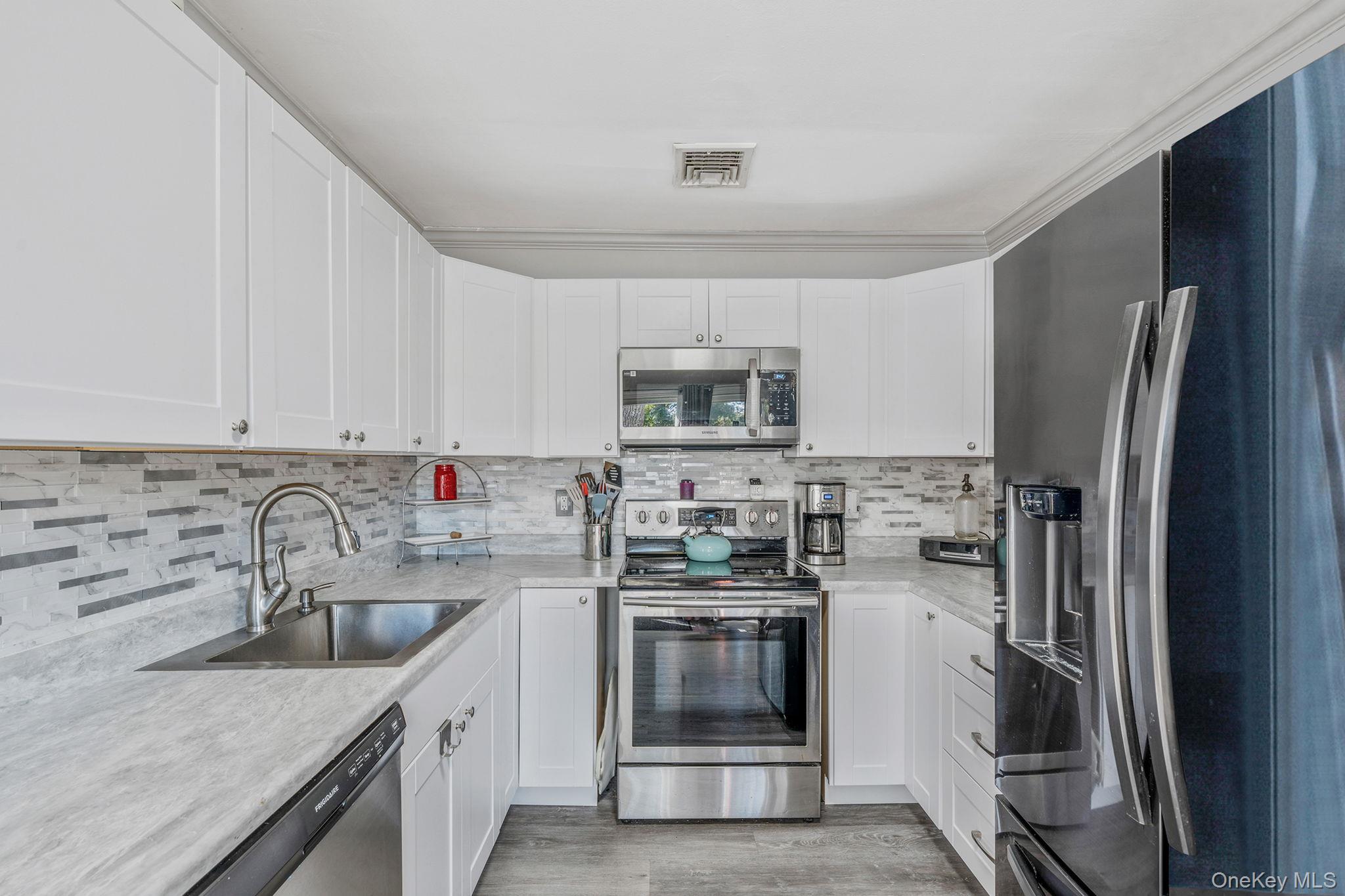 #9 photo, 32 Pine Tree Drive, सफ़ोक काउंटी Shirley , NY 11967