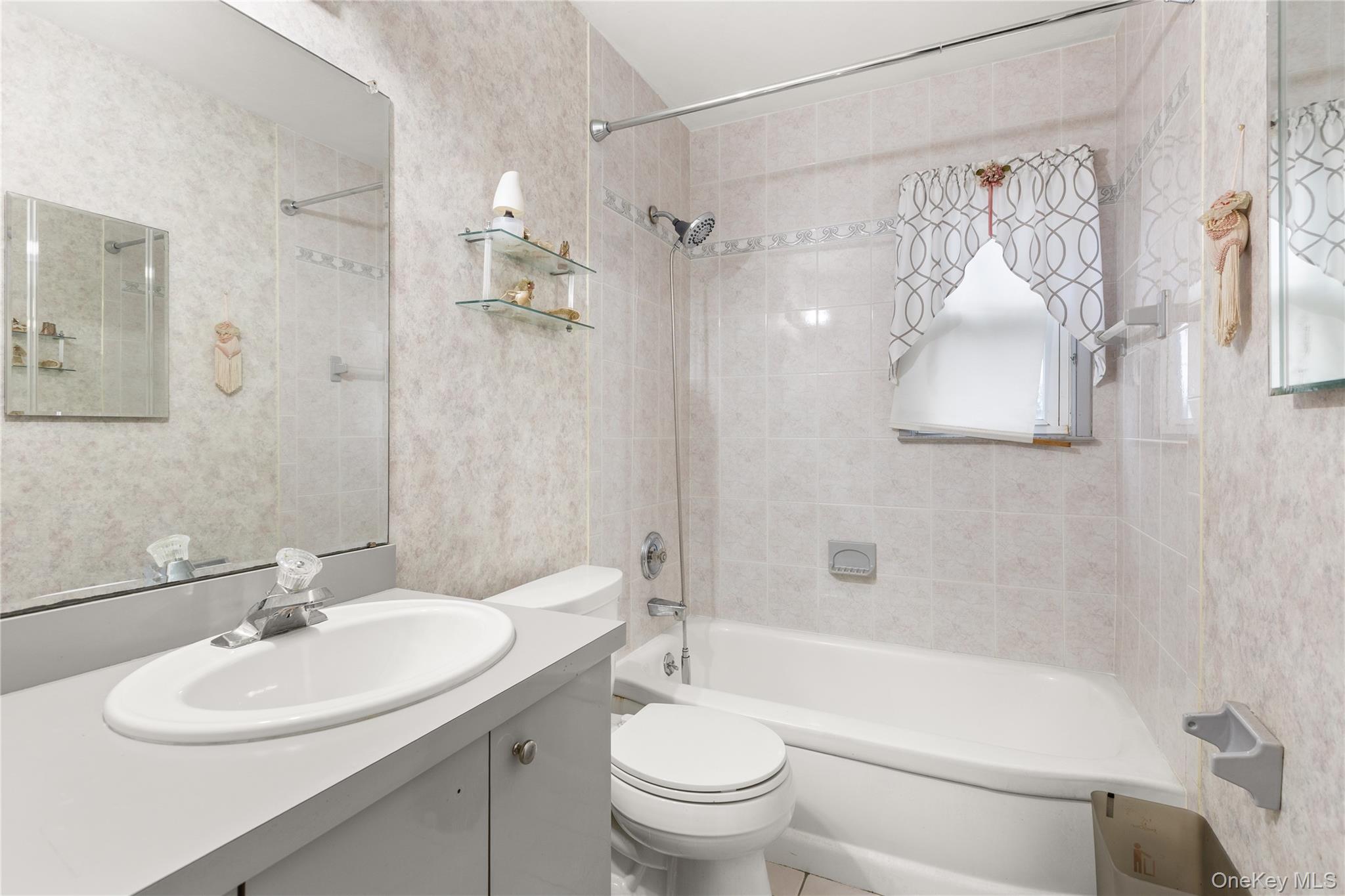 #13 photo, 2341 Dobson Avenue, Нассау ‖ Merrick , NY 11566