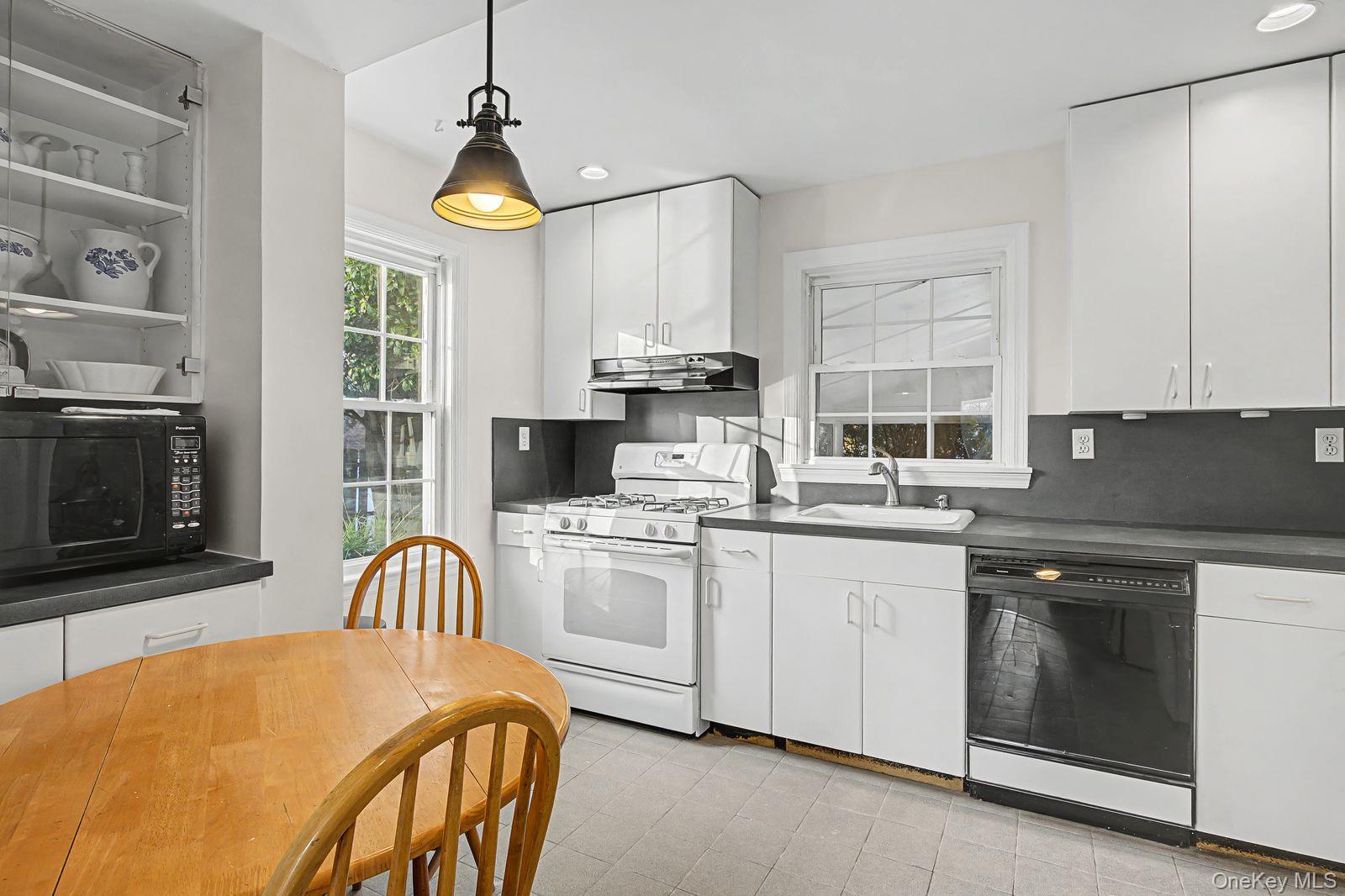 #3 photo, 91 Ireland Place, Саффолк ‖ Amityville , NY 11701