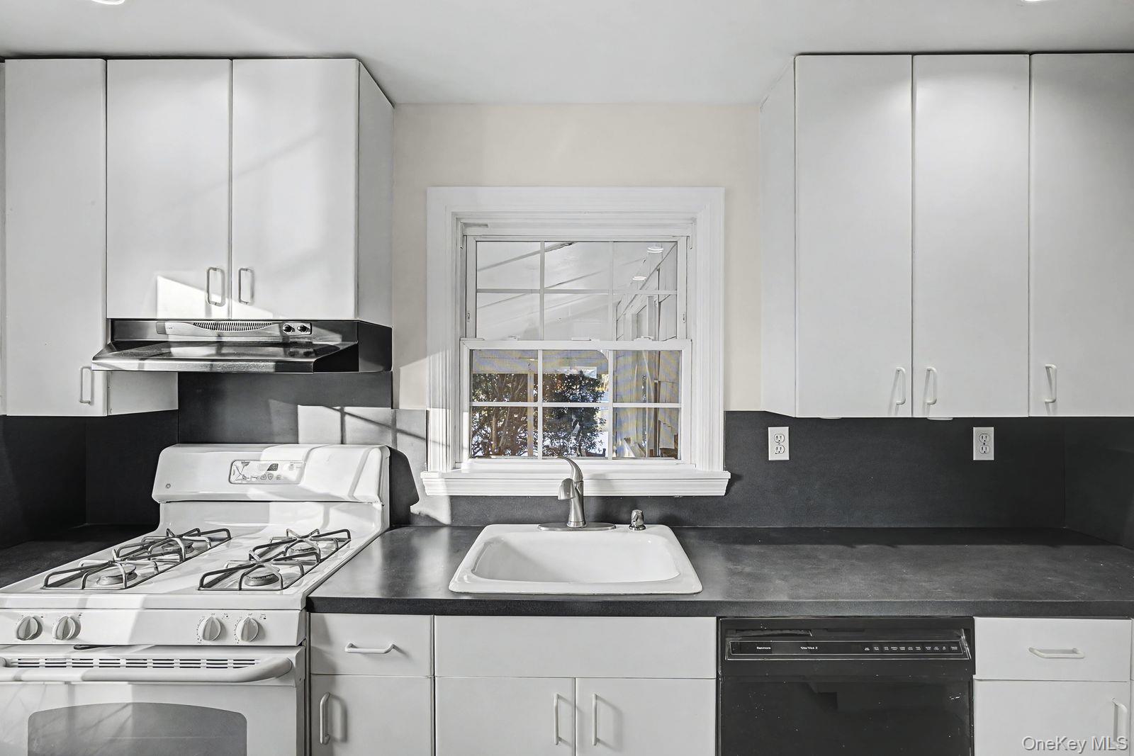 #5 photo, 91 Ireland Place, Саффолк ‖ Amityville , NY 11701