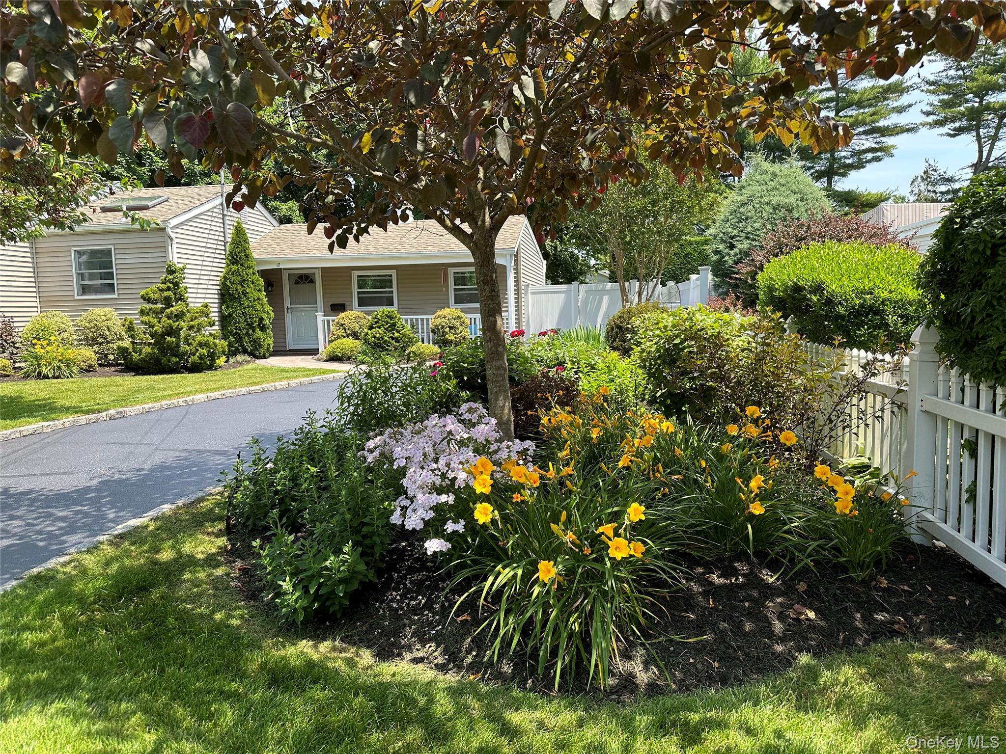 #4 photo, 17 Ellington Drive, سوفولك East Northport , NY 11731