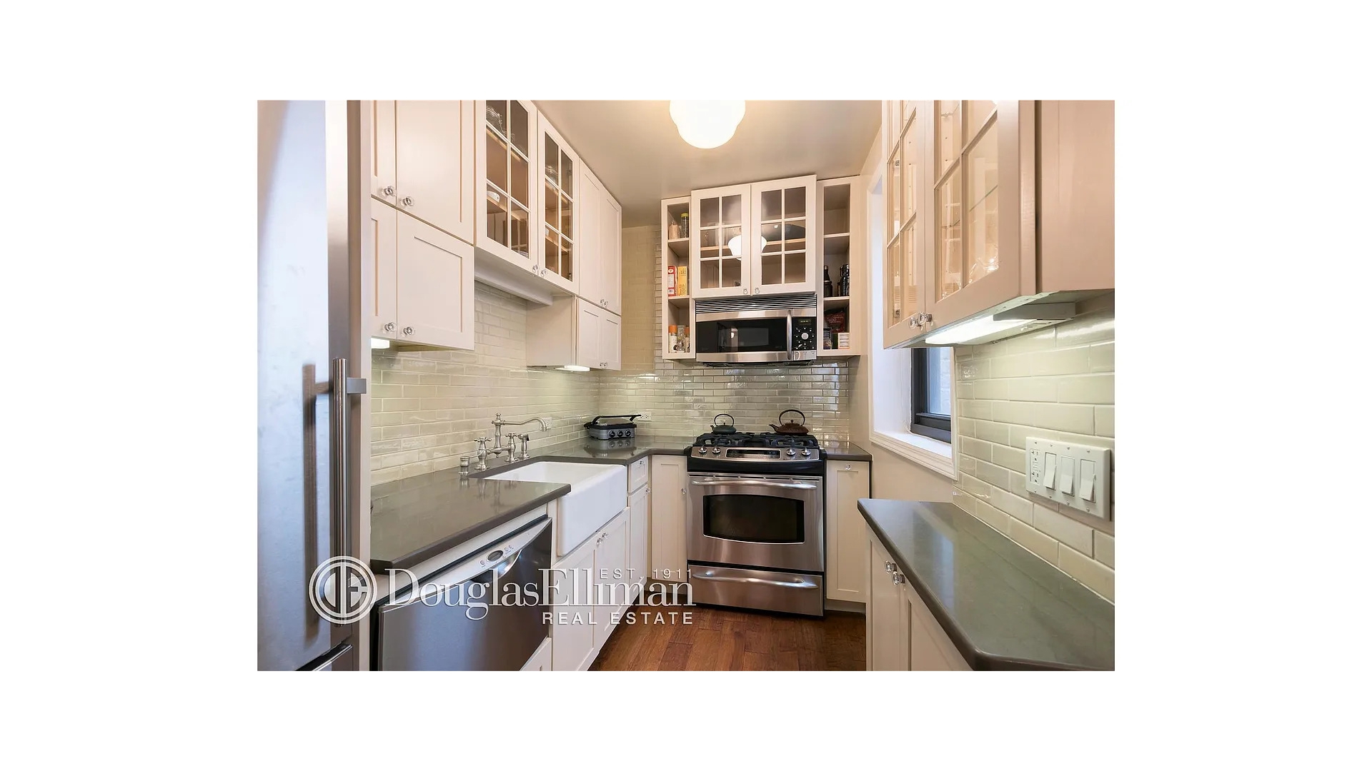 #6 photo, 12 W 9TH Street, Greenwich Village , NY 10011