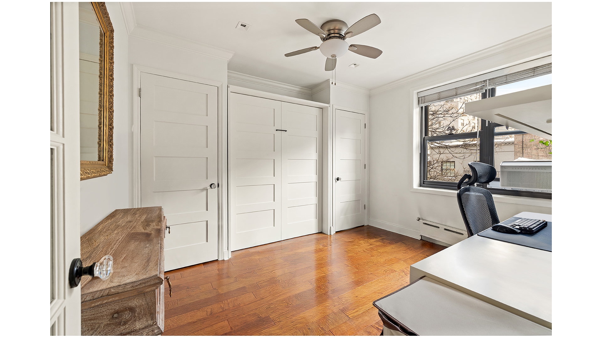 #8 photo, 12 W 9TH Street, Greenwich Village , NY 10011