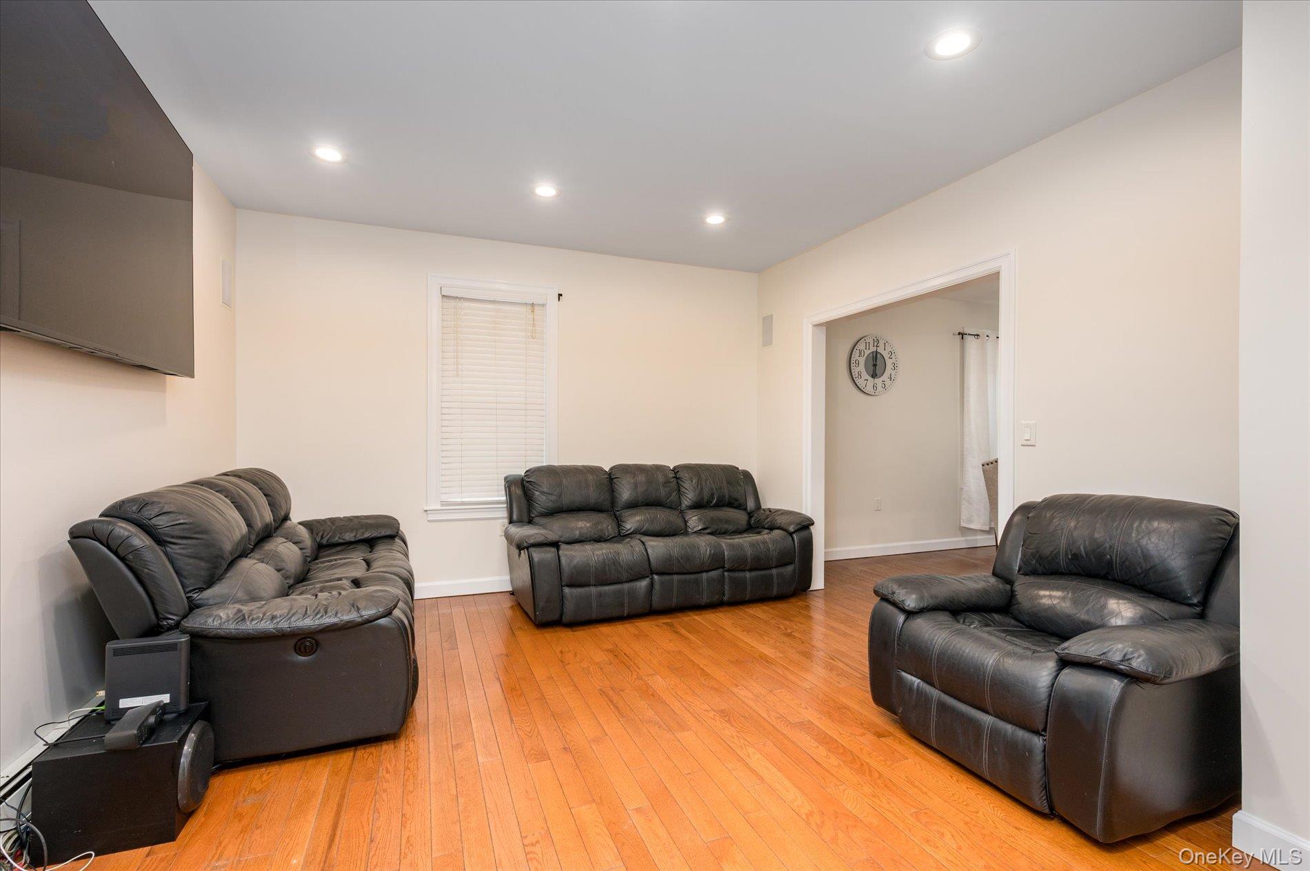 #3 photo, 34 S Front Street, नासाउ काउंटी Farmingdale , NY 11735