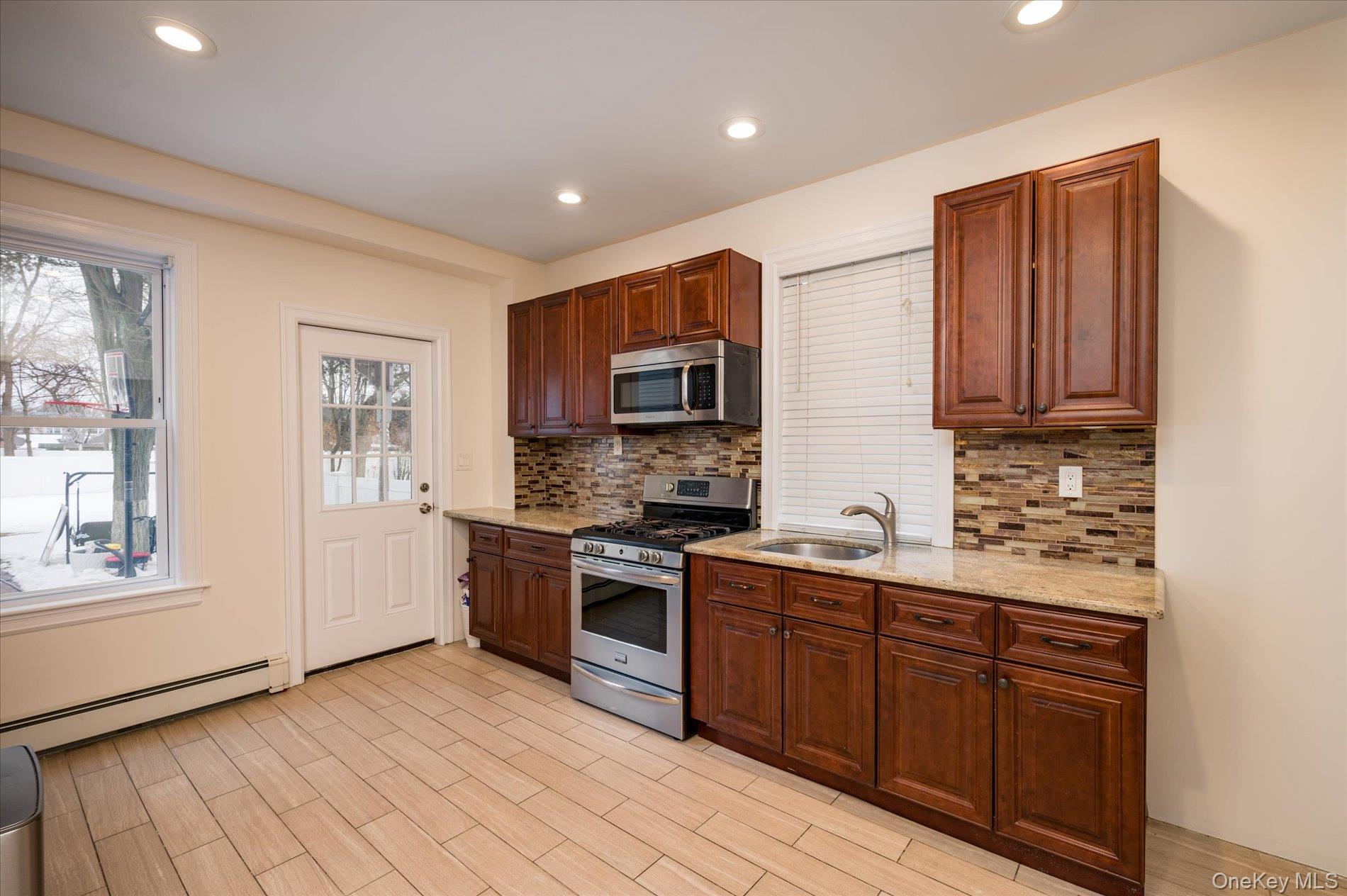 #7 photo, 34 S Front Street, नासाउ काउंटी Farmingdale , NY 11735