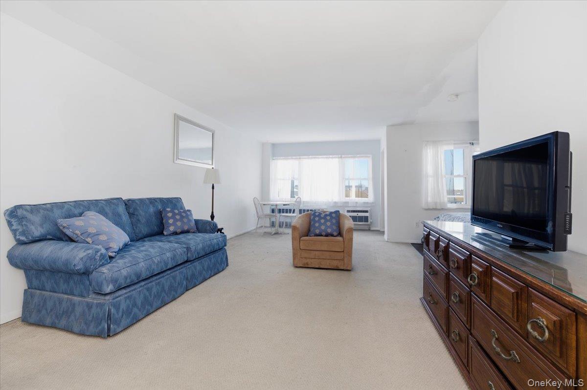 #6 photo, 740 E Broadway, नासाउ काउंटी Long Beach , NY 11561