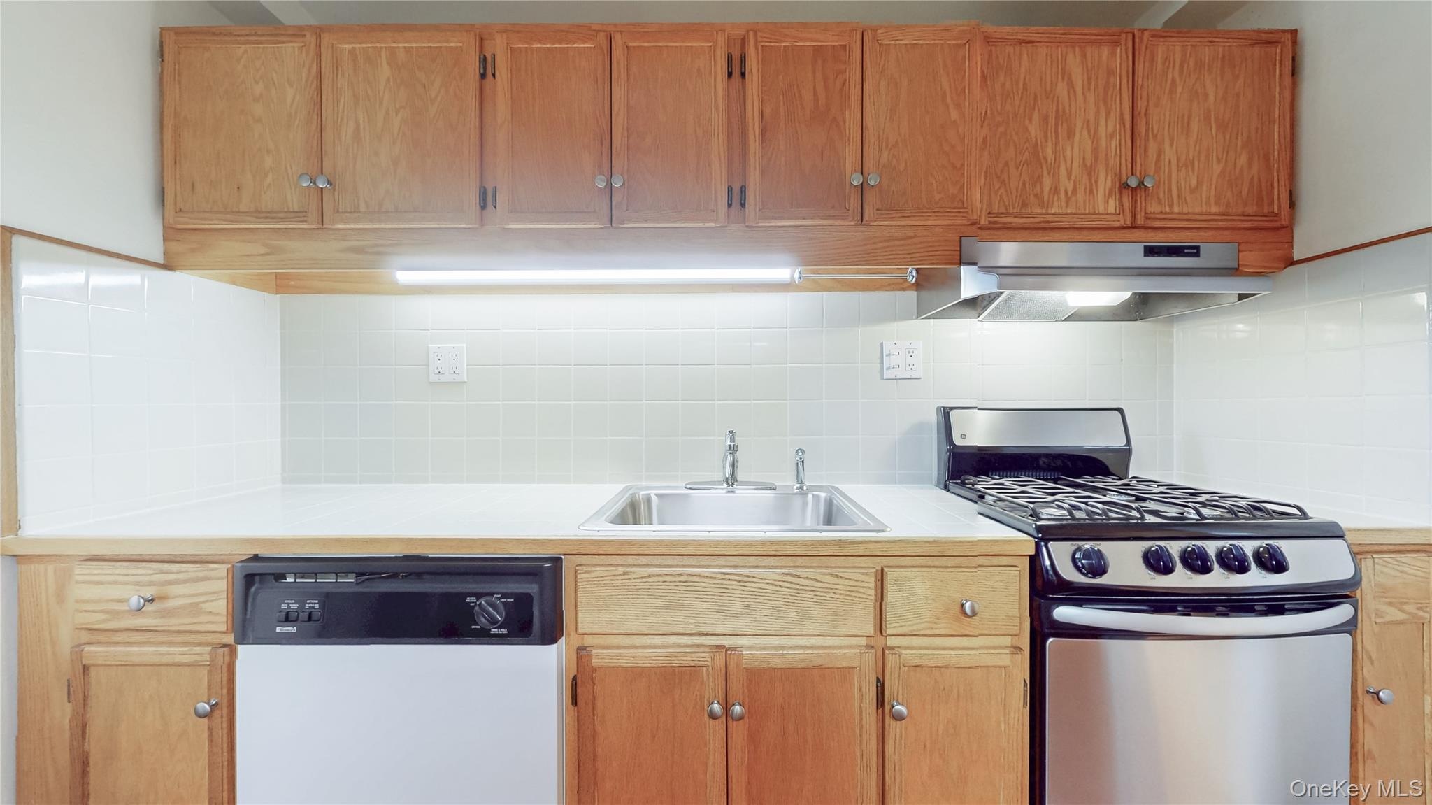 #12 photo, 102-45 67th Rd, קווינס Forest Hills , NY 11375