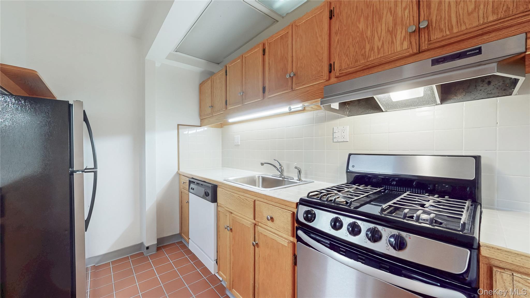 #13 photo, 102-45 67th Rd, קווינס Forest Hills , NY 11375