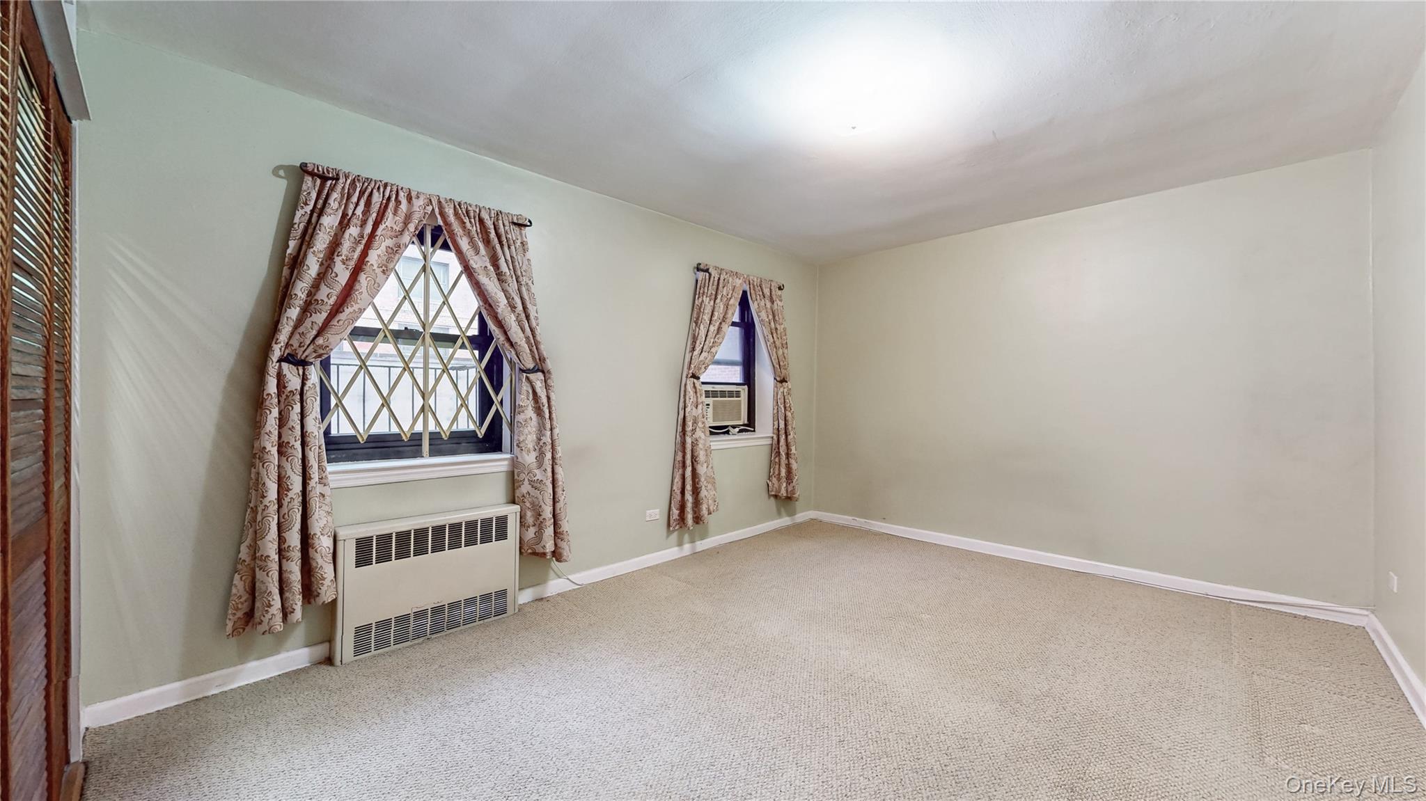 #17 photo, 102-45 67th Rd, קווינס Forest Hills , NY 11375