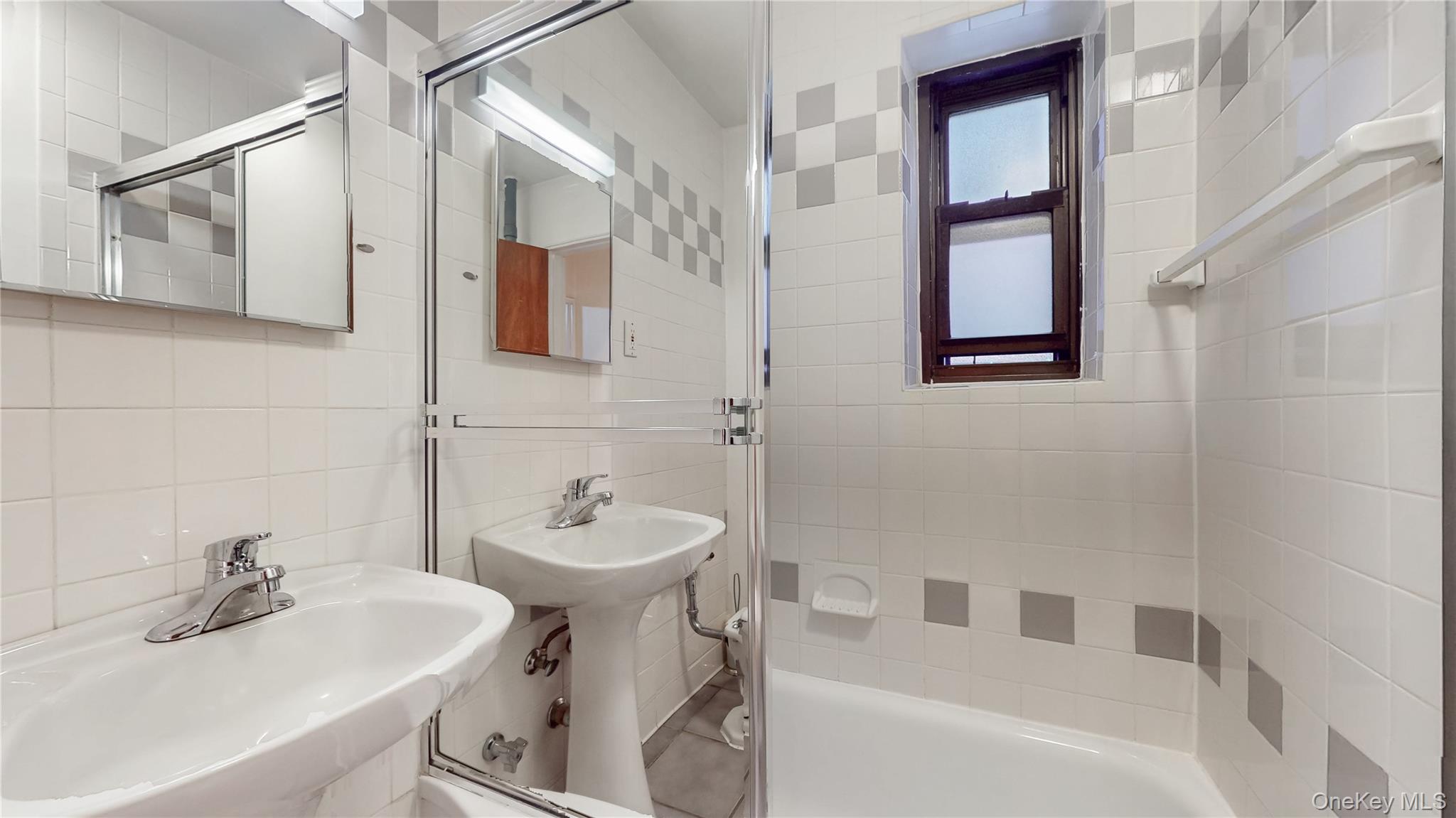 #19 photo, 102-45 67th Rd, קווינס Forest Hills , NY 11375