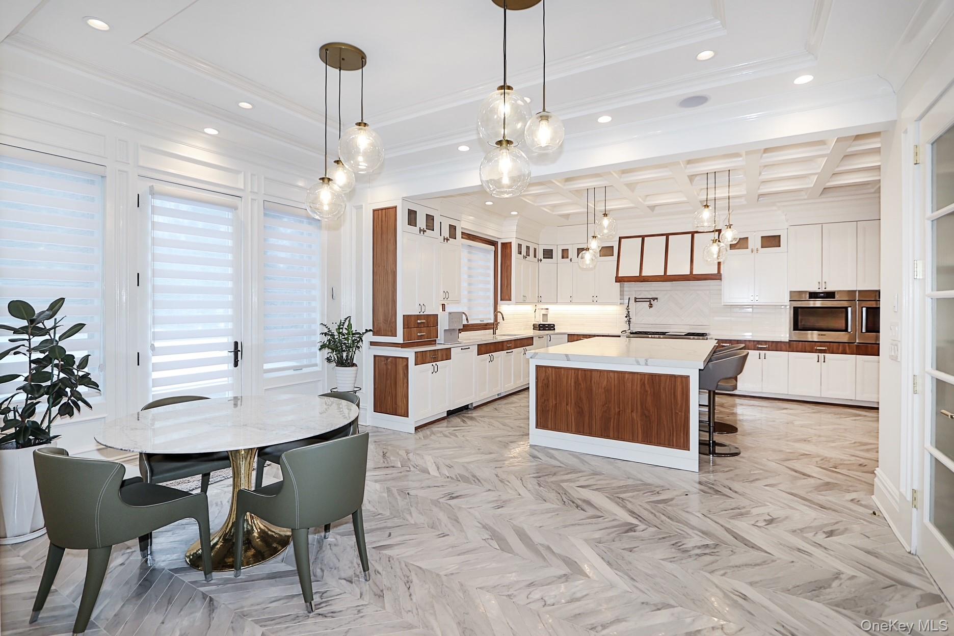 #1 photo, 19 Gilbert Road, ग्रेट नेक Great Neck , NY 11024