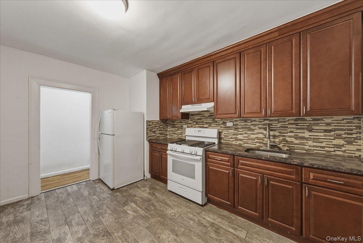 #11 photo, 5783 Mosholu Avenue, Bronx , NY 10471