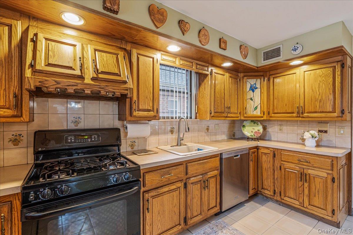 #10 photo, 150-38 24th Avenue, Whitestone , NY 11357