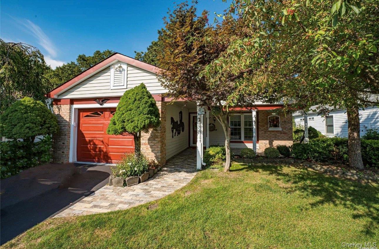 #1 photo, 2 Bedford Court, Саффолк ‖ Ridge , NY 11961