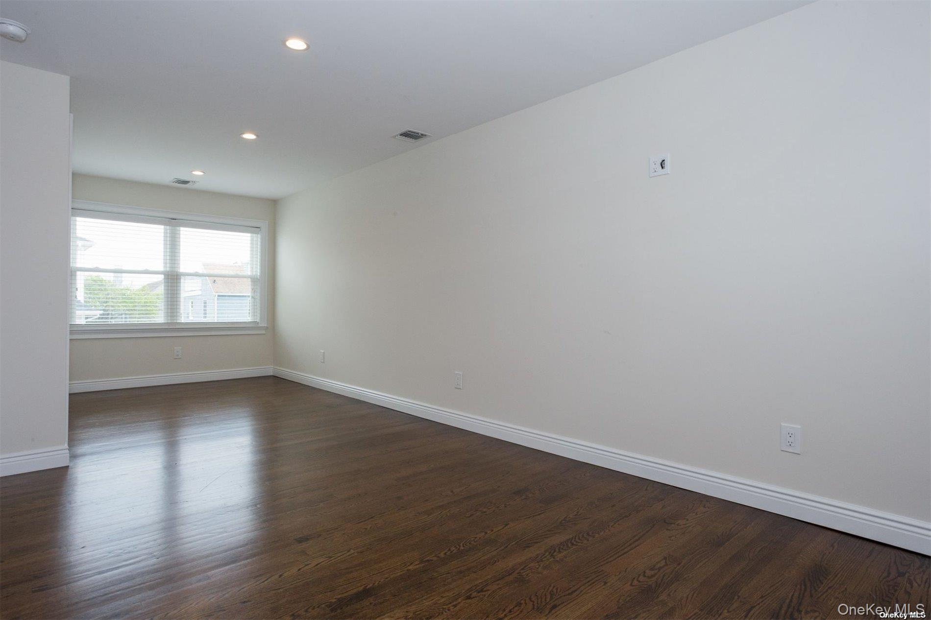 #17 photo, 44 Buxton Street, Нассау ‖ Lido Beach , NY 11561