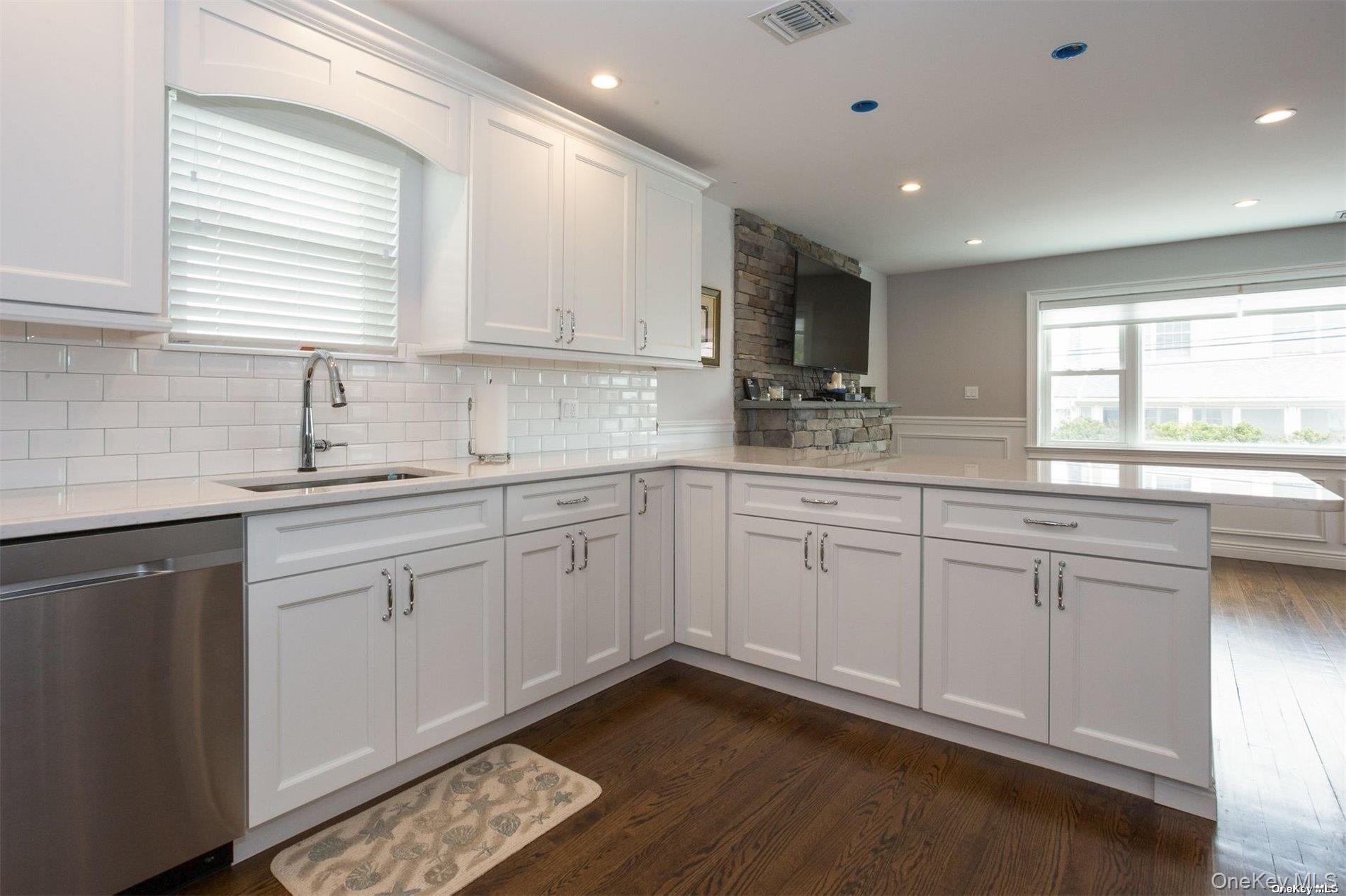 #7 photo, 44 Buxton Street, Нассау ‖ Lido Beach , NY 11561