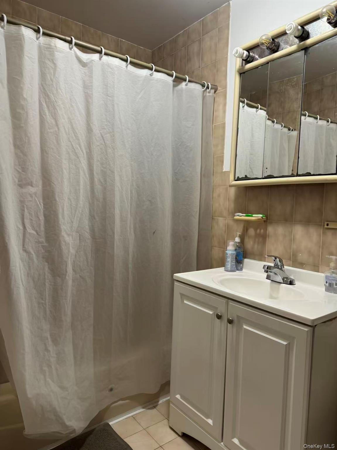 #17 photo, 60-59 69th Street, קווינס Maspeth , NY 11378