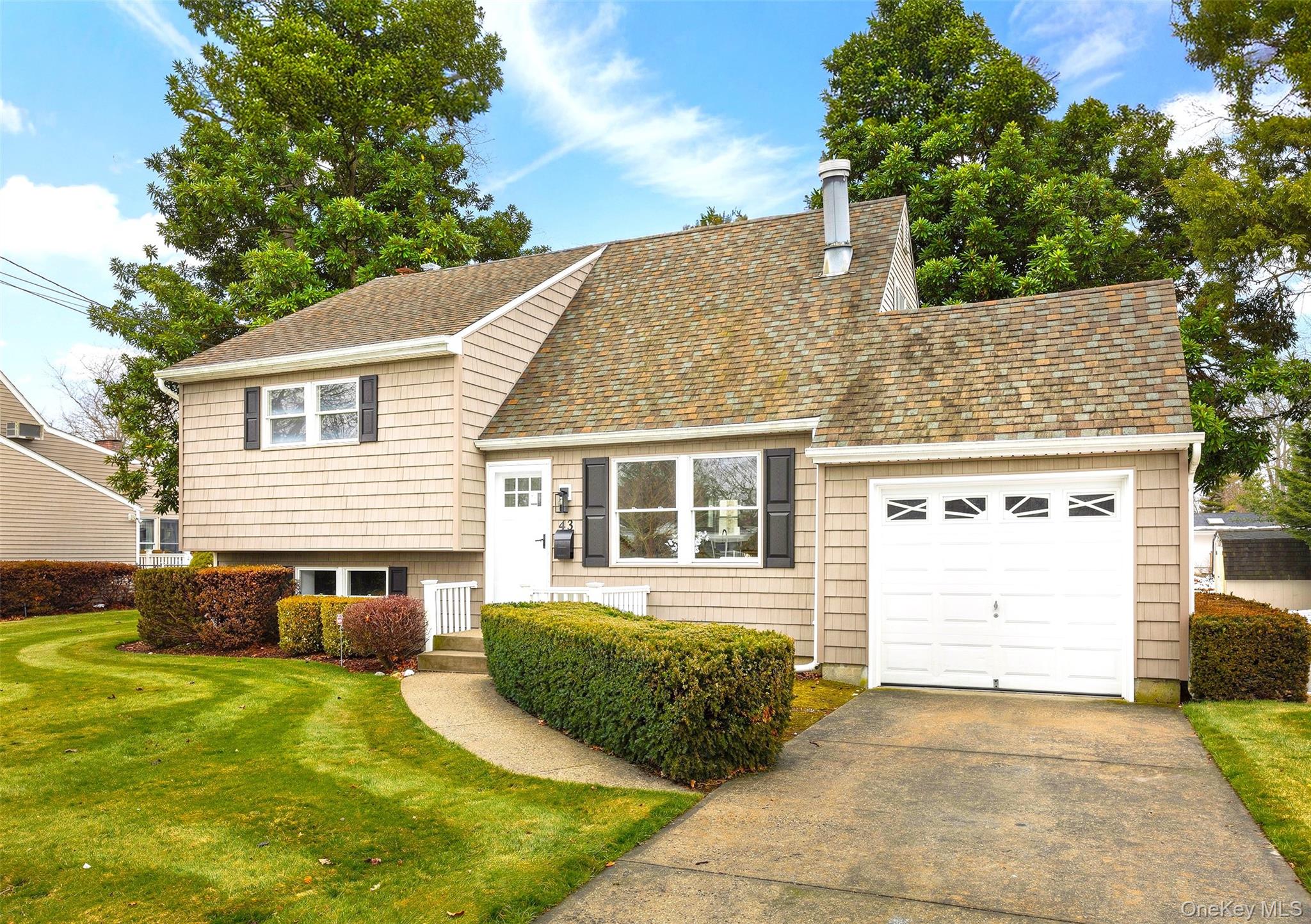 #1 photo, 43 Circuit Road, Саффолк ‖ Bellport Village , NY 11713