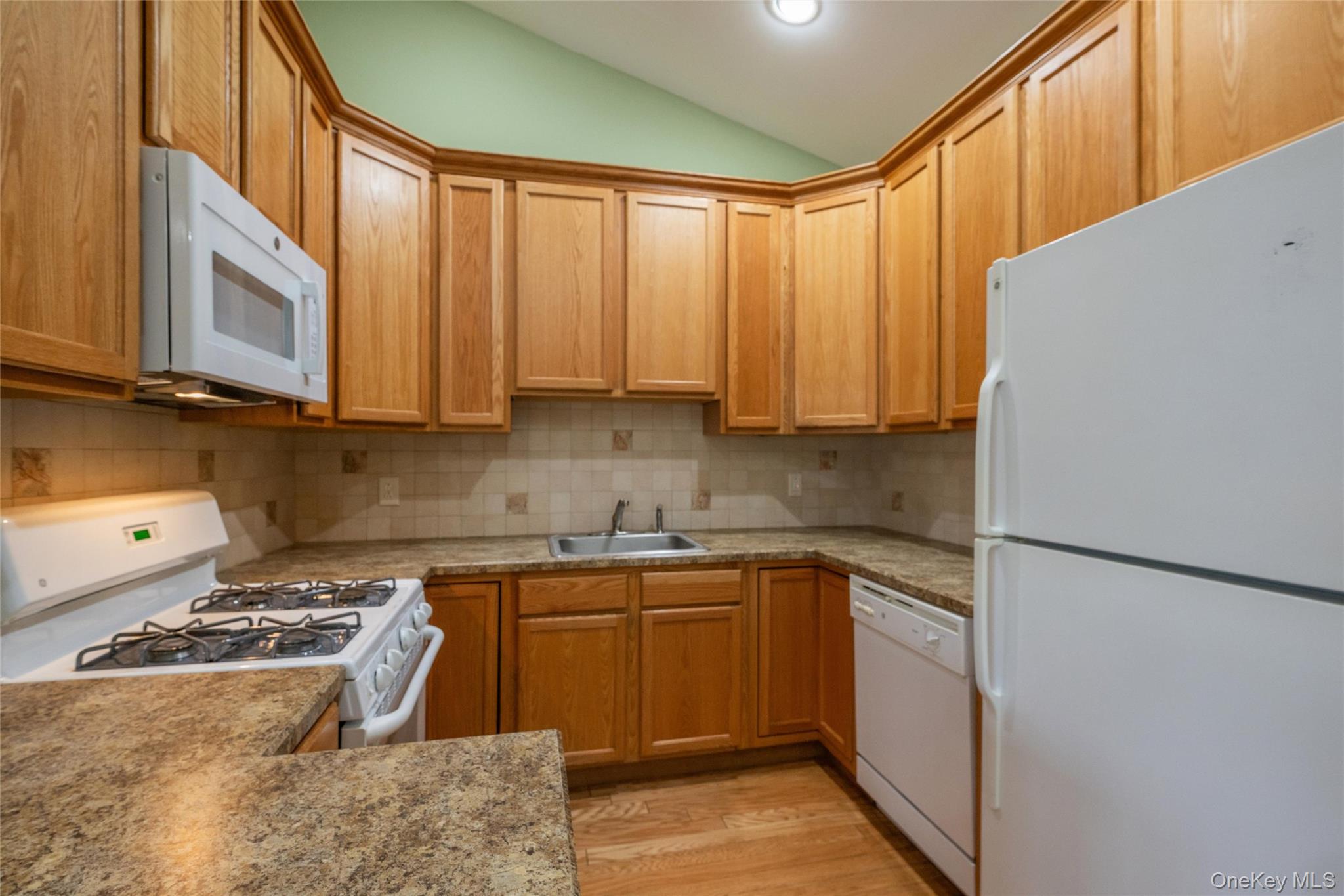 #11 photo, 92 Pond View, Port Washington , NY 11050