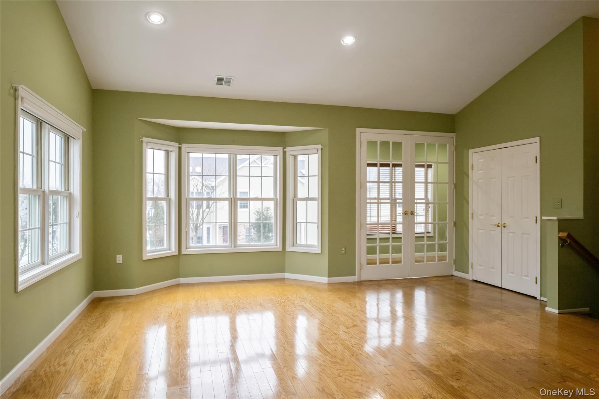 #4 photo, 92 Pond View, Port Washington , NY 11050