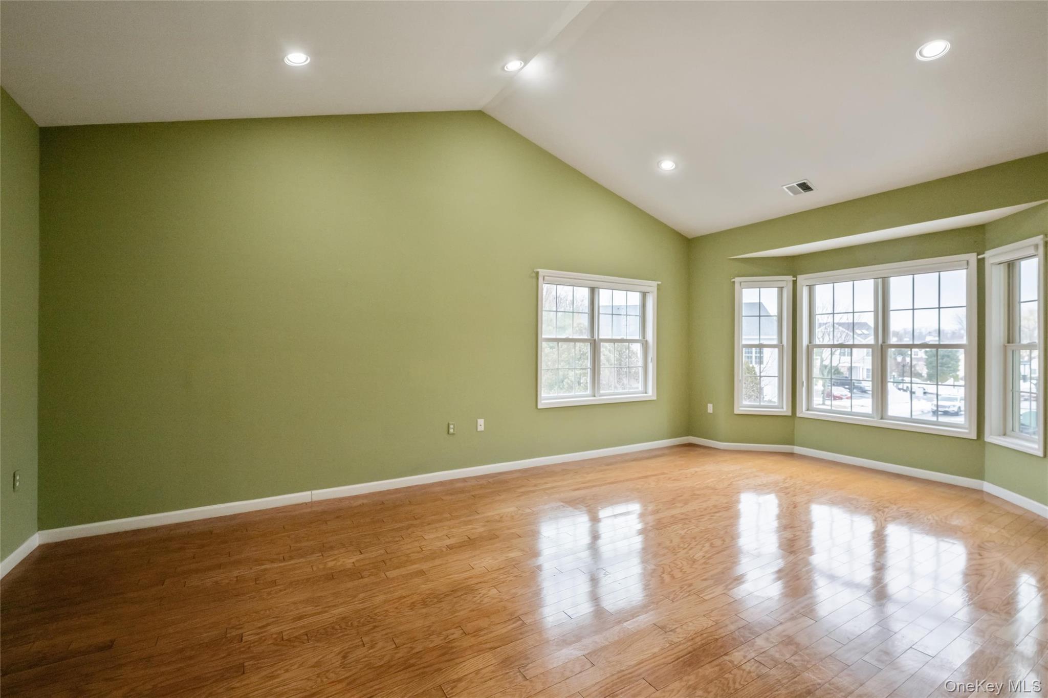 #5 photo, 92 Pond View, Port Washington , NY 11050