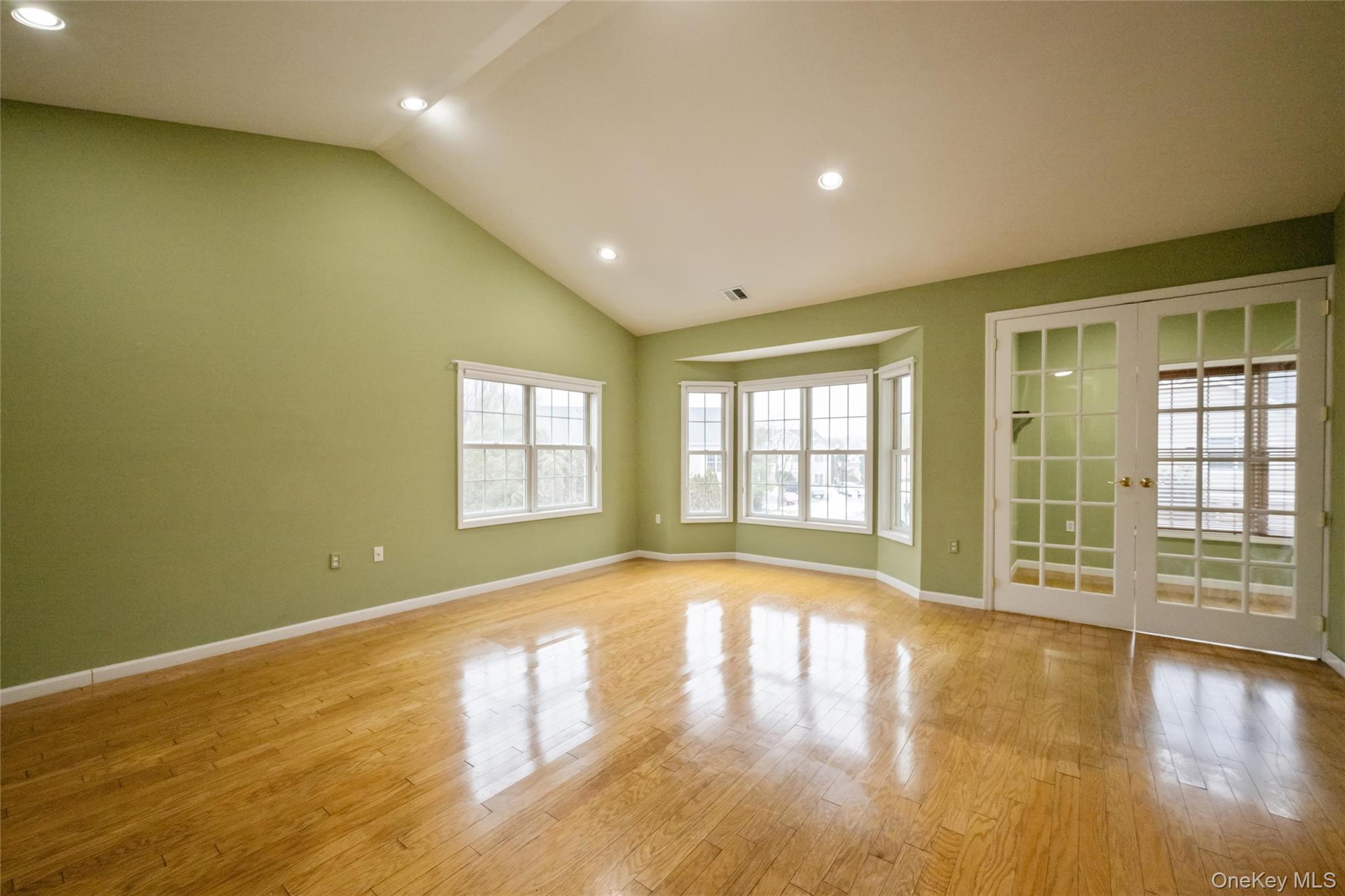 #6 photo, 92 Pond View, Port Washington , NY 11050