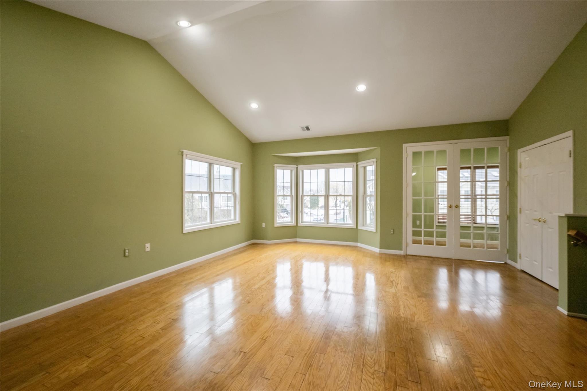 #7 photo, 92 Pond View, Port Washington , NY 11050