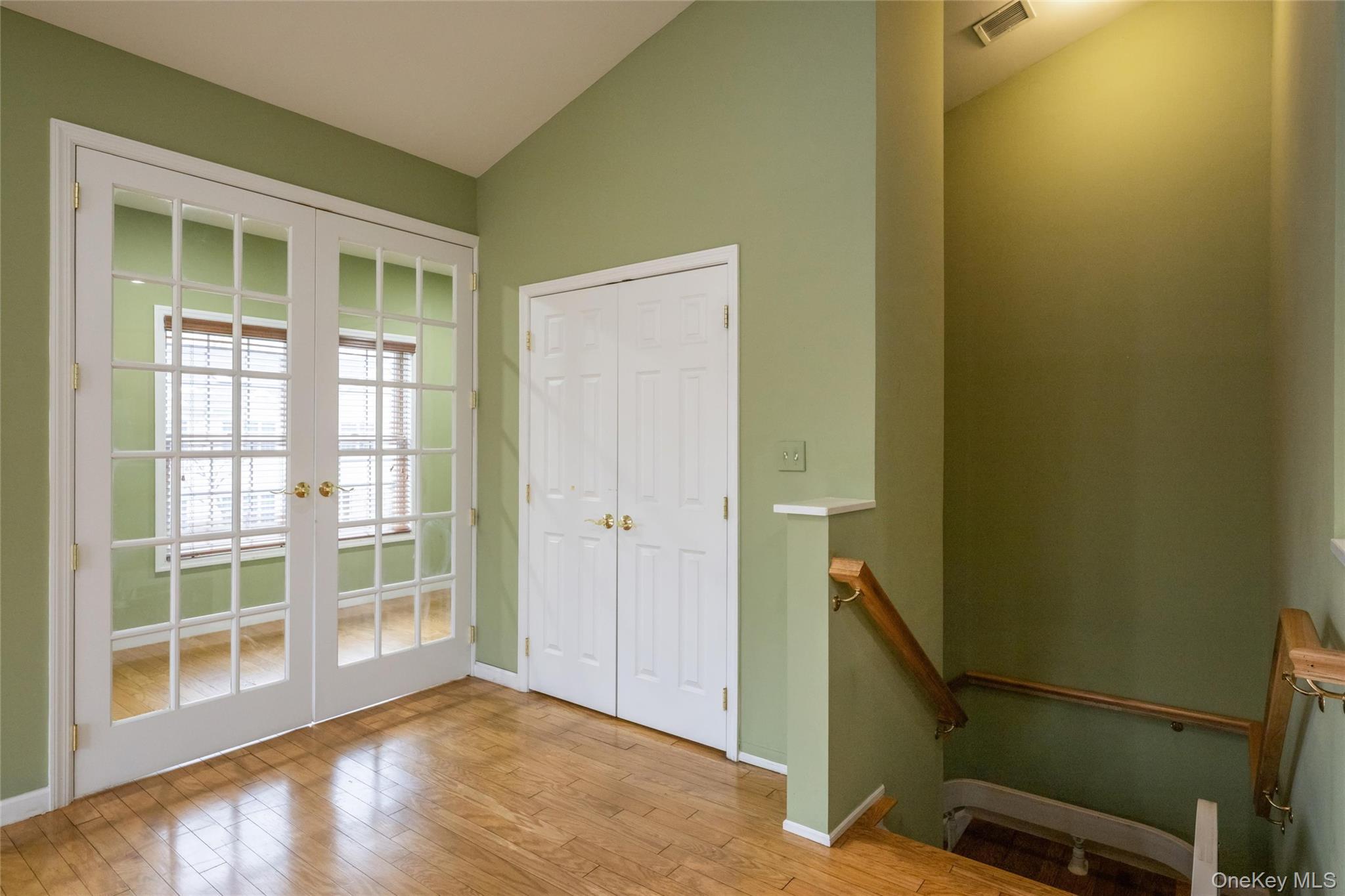 #8 photo, 92 Pond View, Port Washington , NY 11050