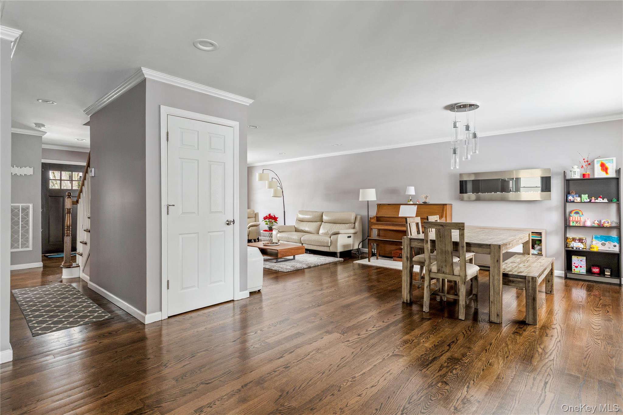 #11 photo, 105 Jefferson Street, Garden City , NY 11530