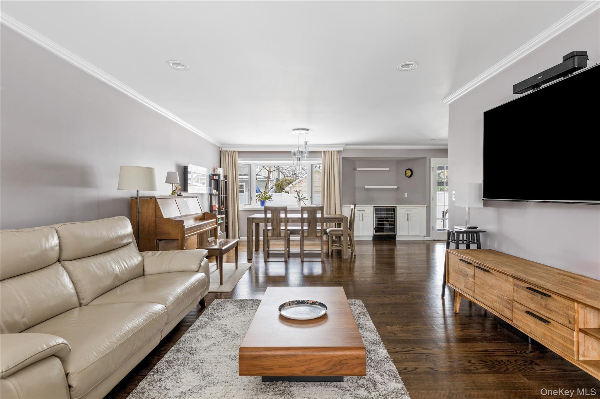 #6 photo, 105 Jefferson Street, Garden City , NY 11530