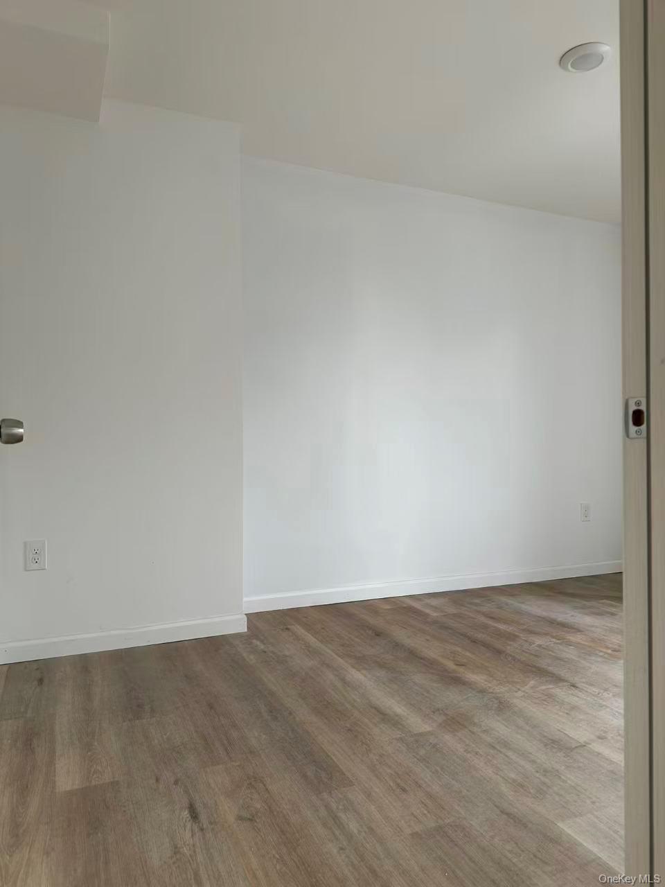 #6 photo, 70-33 Queens Blvd, קווינס Woodside , NY 11377