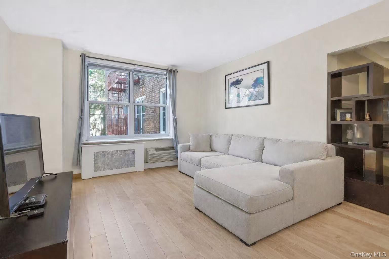 #1 photo, 14205 Roosevelt Avenue, कुईंस Flushing , NY 11354