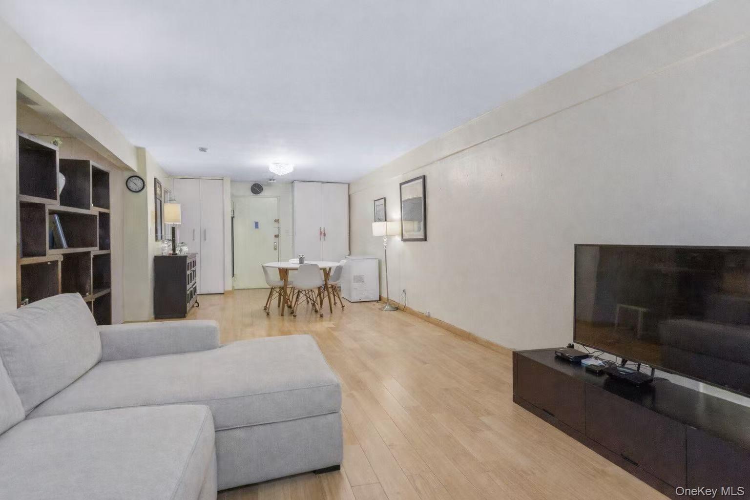 #2 photo, 14205 Roosevelt Avenue, कुईंस Flushing , NY 11354