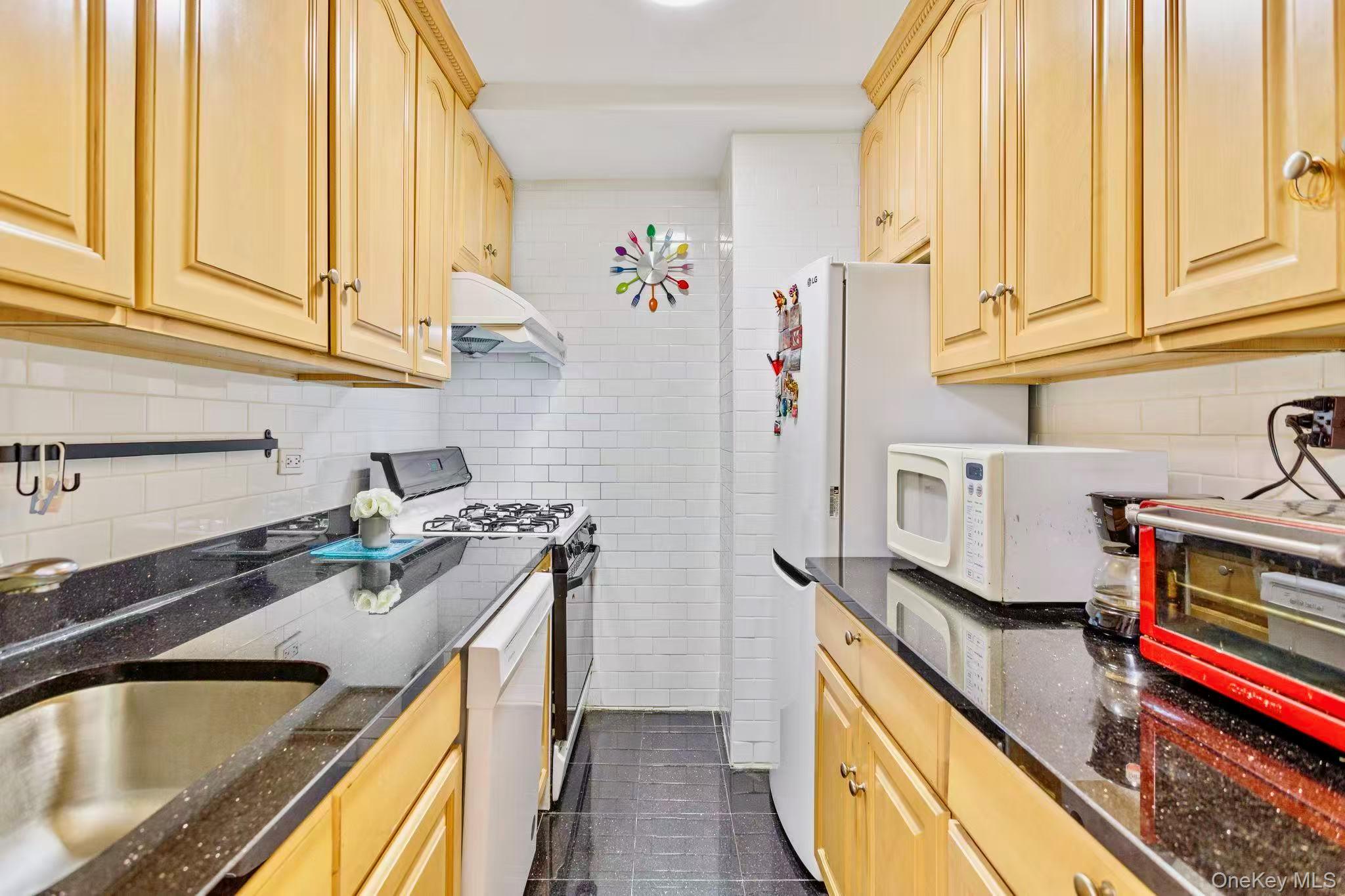 #6 photo, 14205 Roosevelt Avenue, कुईंस Flushing , NY 11354